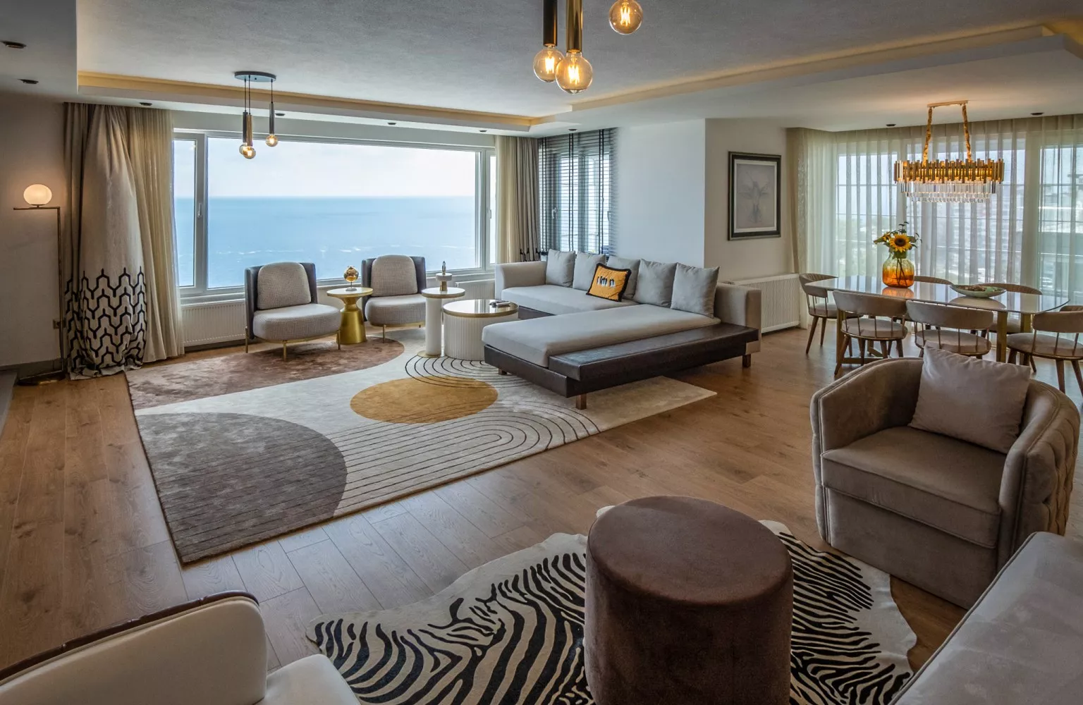 Antalya, Lara'da denize sıfır manzaralı 4+2 dubleks daire