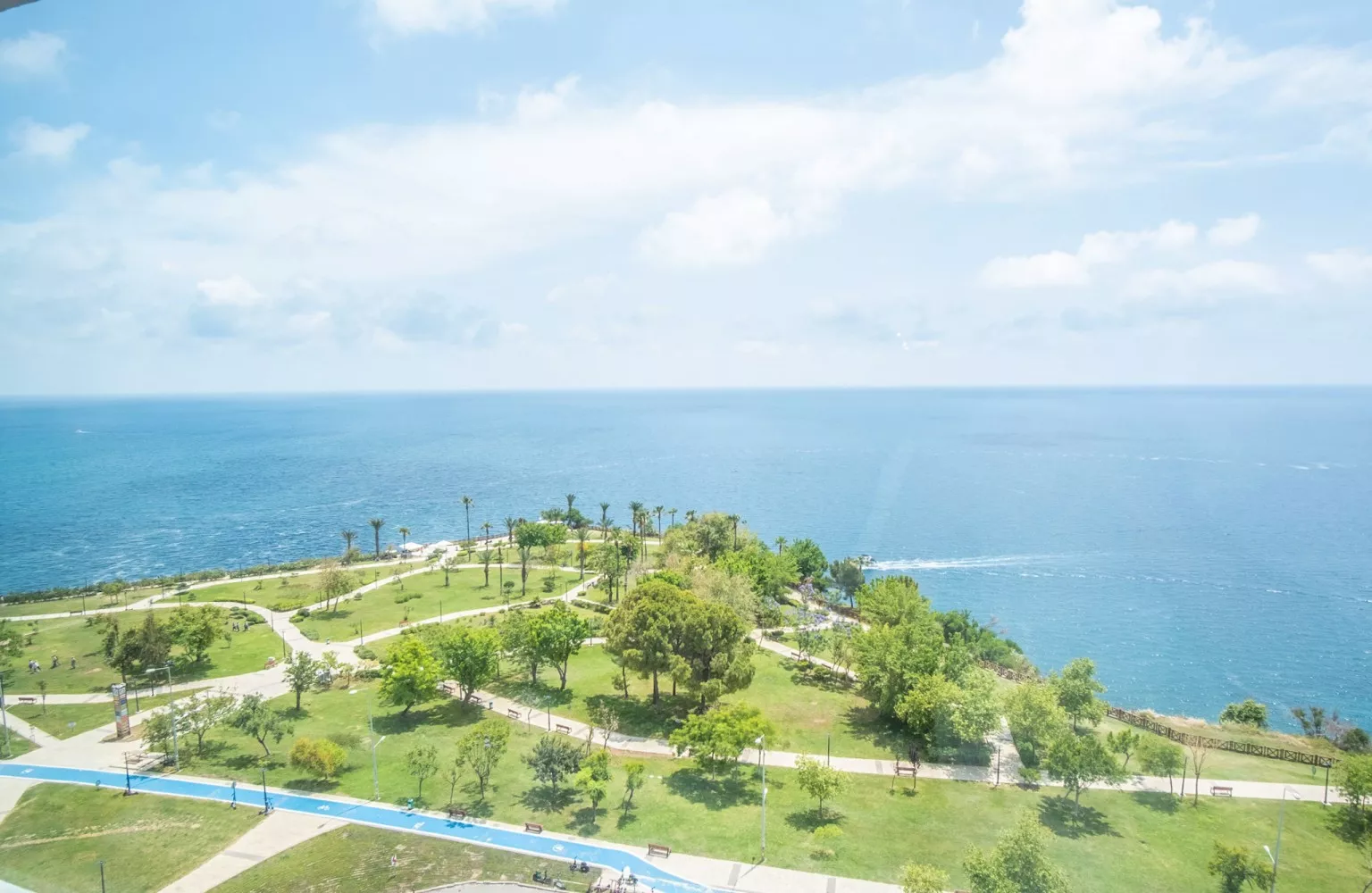 Antalya, Lara'da denize sıfır manzaralı 4+2 dubleks daire