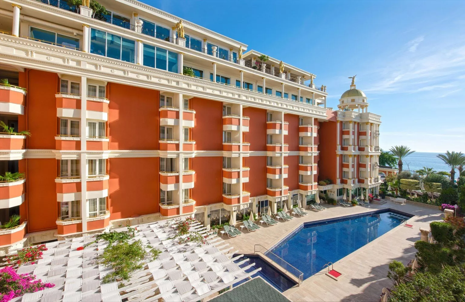 На продажу Отель 5* в Алании на первого береговой линии.