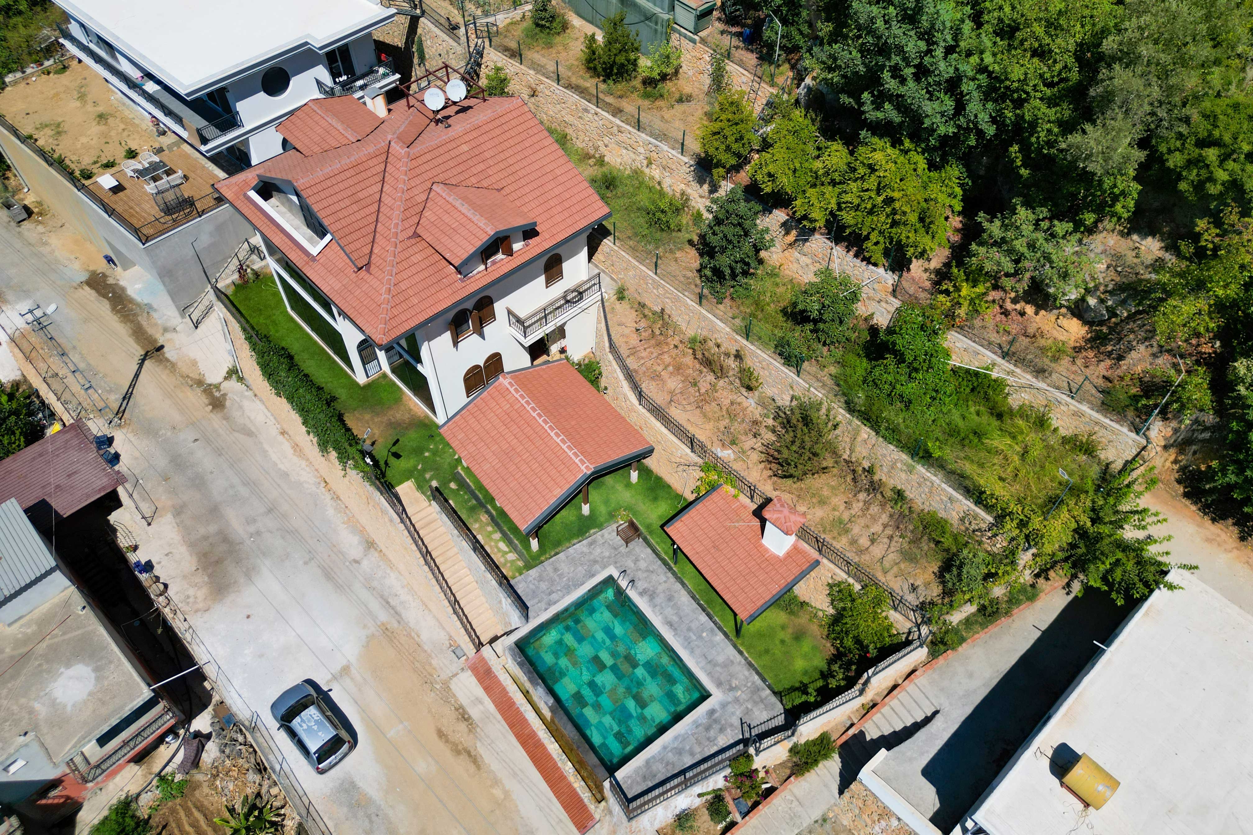 فيلا معروضة للبيع 3+1 مع مسبح إنفينيتي وحديقة في ألانيا