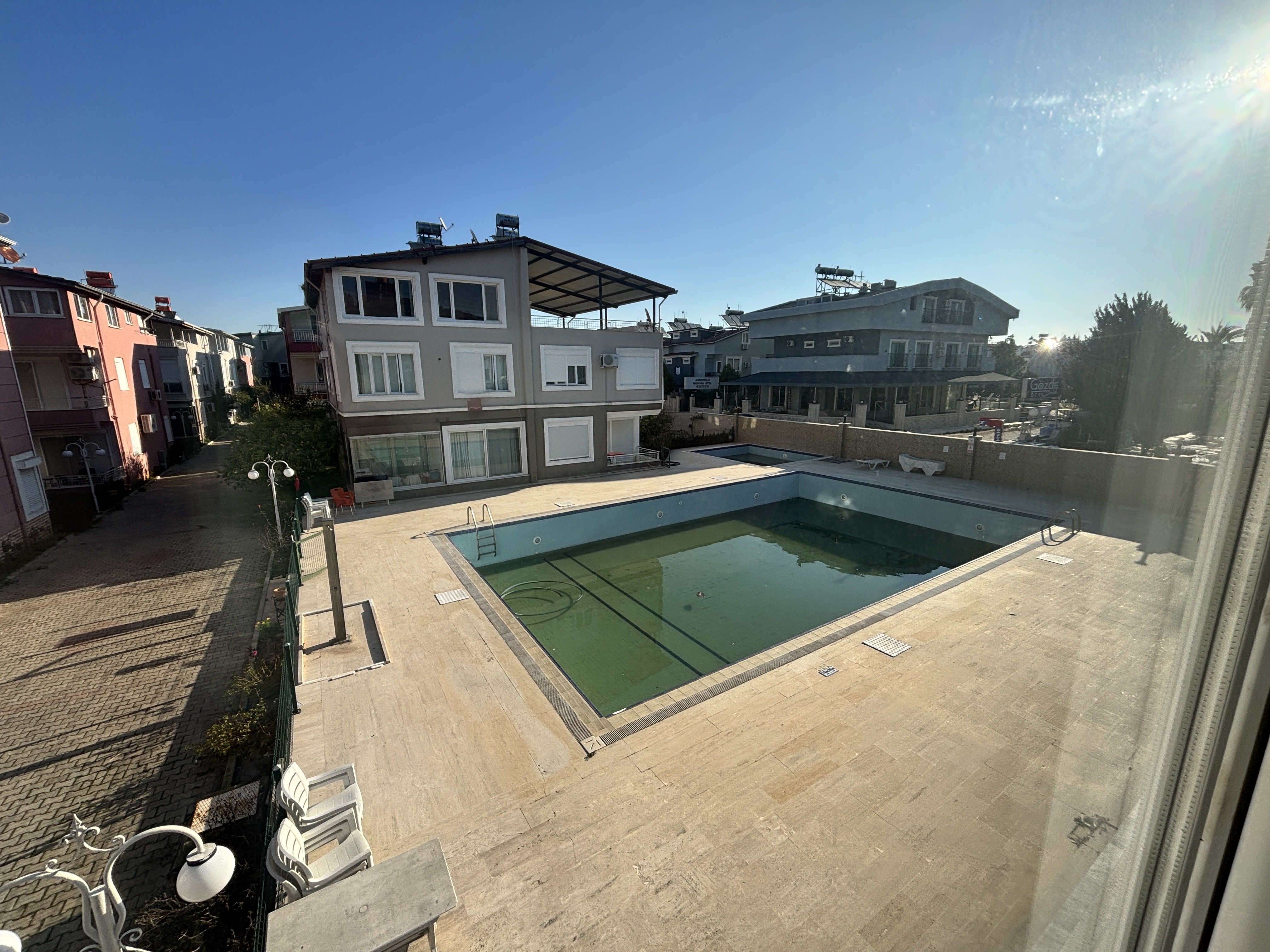 فيلا ٣+١ للبيع في بيليك ضمن مجمع قريب من الشاطئ العام