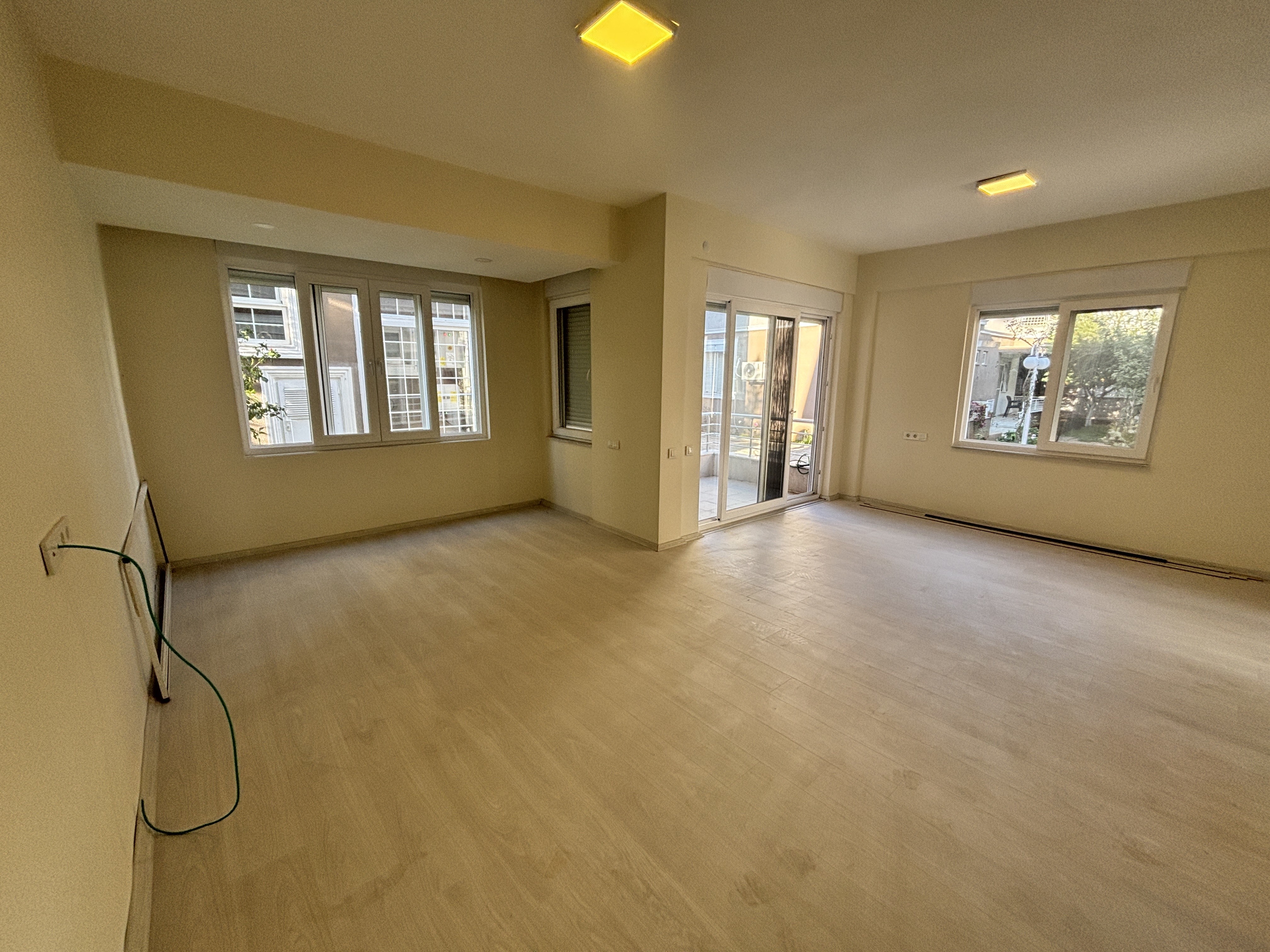 فيلا ٣+١ للبيع في بيليك ضمن مجمع قريب من الشاطئ العام