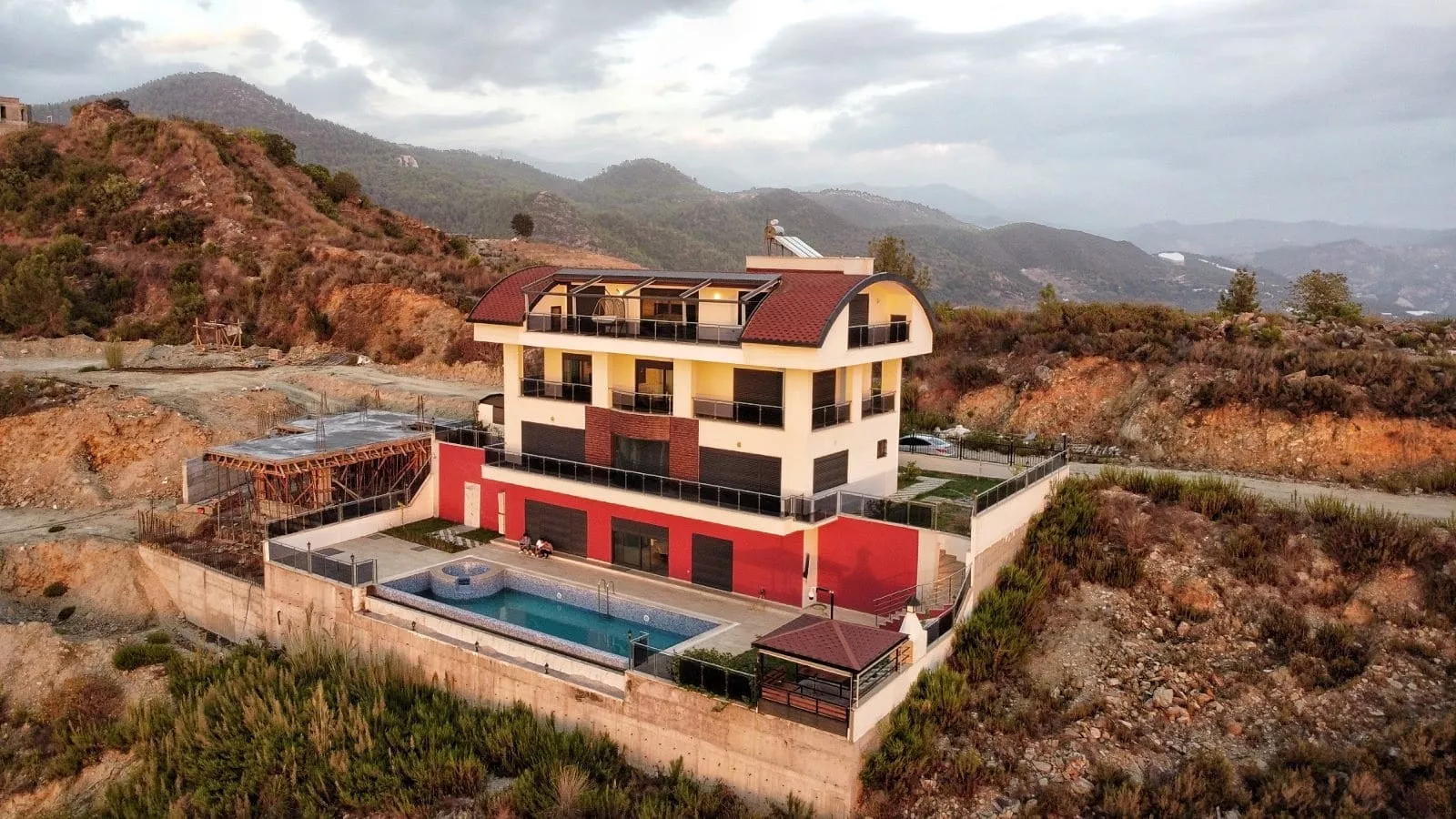 Alanya Kargıcak'ta Deniz Manzaralı Lüks Satılık Villa 6+1