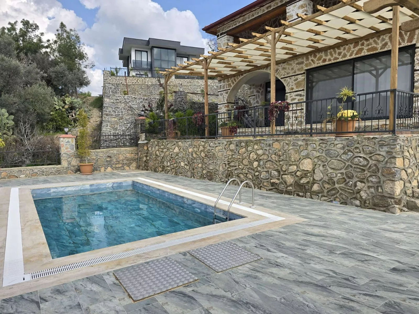 Satılık Eşyalı 3+1 Deniz Manzaralı Alanya Villası