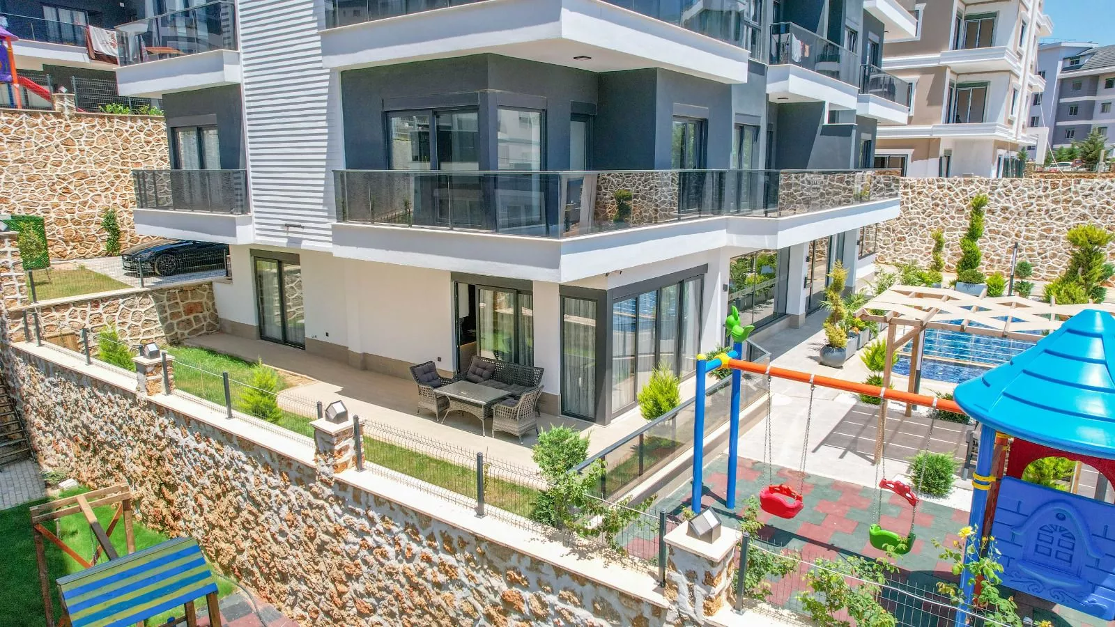 للبيع شقة دوبلكس مفروش بإطلالة بحرية في أوبا