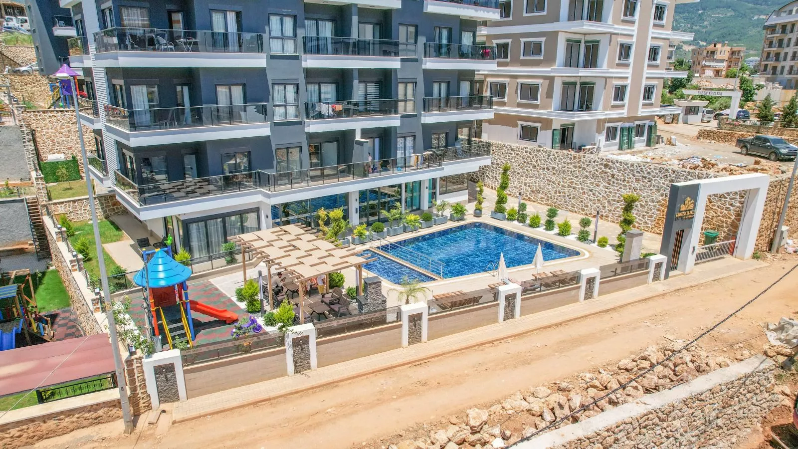 للبيع شقة دوبلكس مفروش بإطلالة بحرية في أوبا