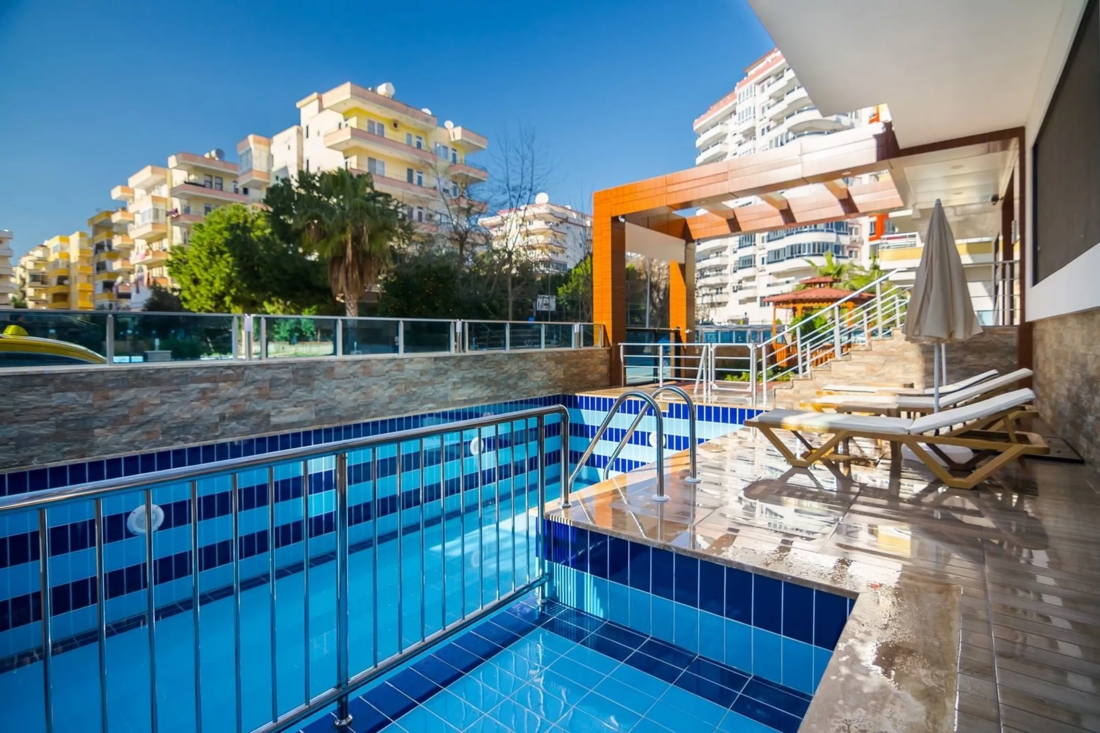 Alanya Mahmutlar'da Denize Yakın 2+1 Eşyalı Satılık Daire