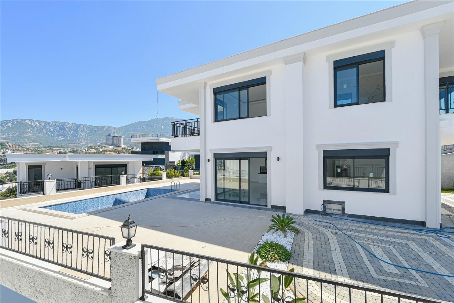 فيلا فاخرة 4+1 للبيع في ألانيا كارجيجاك بمساحة 300م²