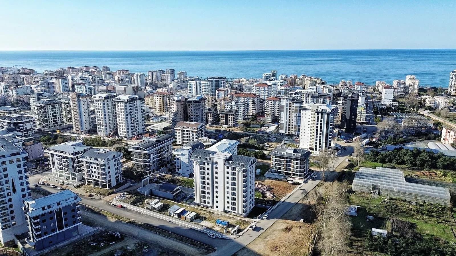 Alanya Mahmutlar'da Havuzlu Yeni Binada Satılık 1+1 Daire