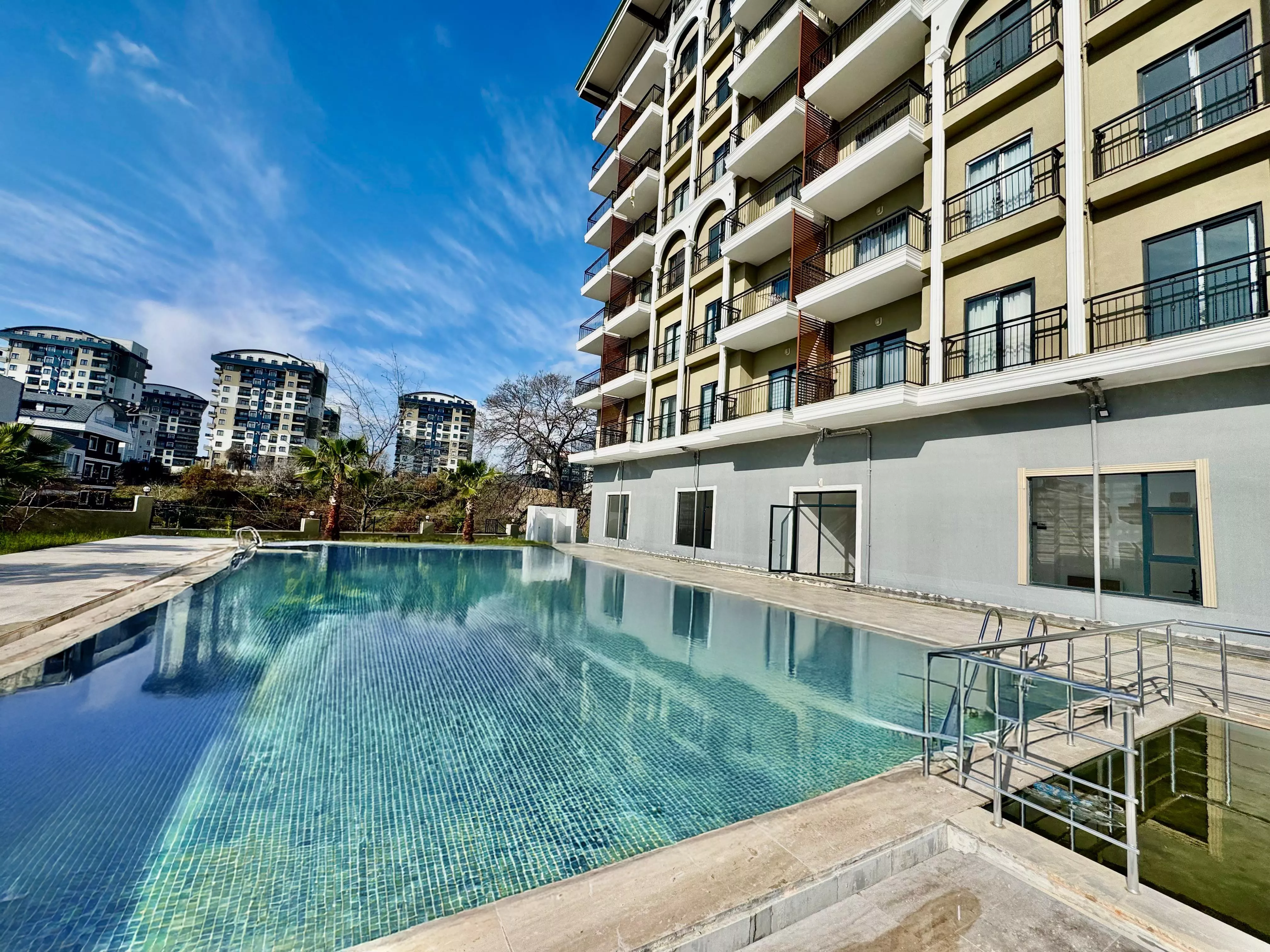 Alanya Avsallar'da Havuzlu 1+1 Satılık Daire – Eşyalı