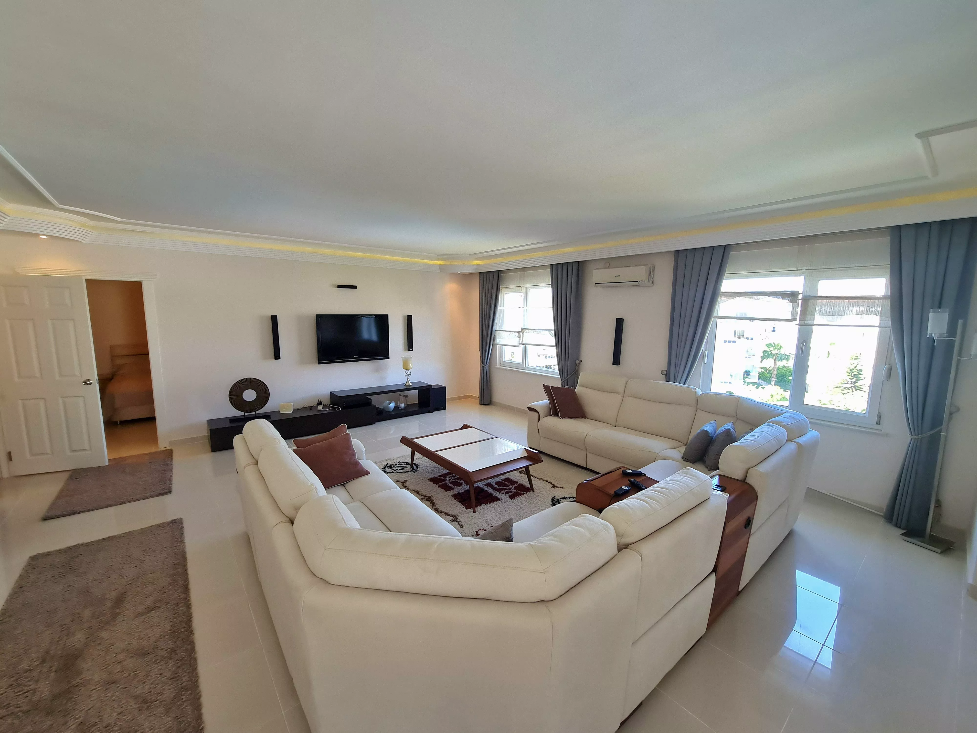 Alanya Oba'da Eşyalı Satılık 4+1 Dubleks Daire - 350m²