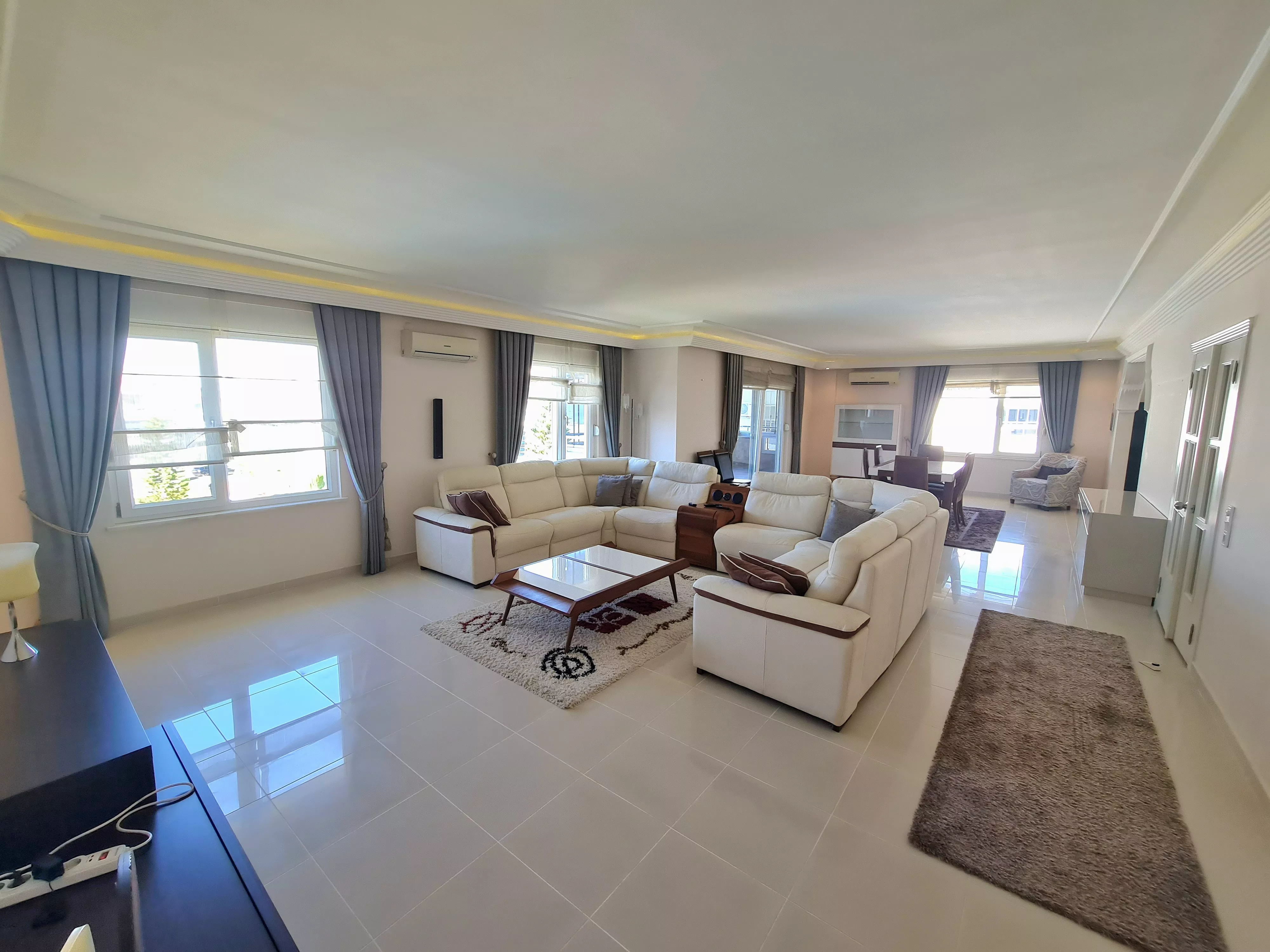 Alanya Oba'da Eşyalı Satılık 4+1 Dubleks Daire - 350m²