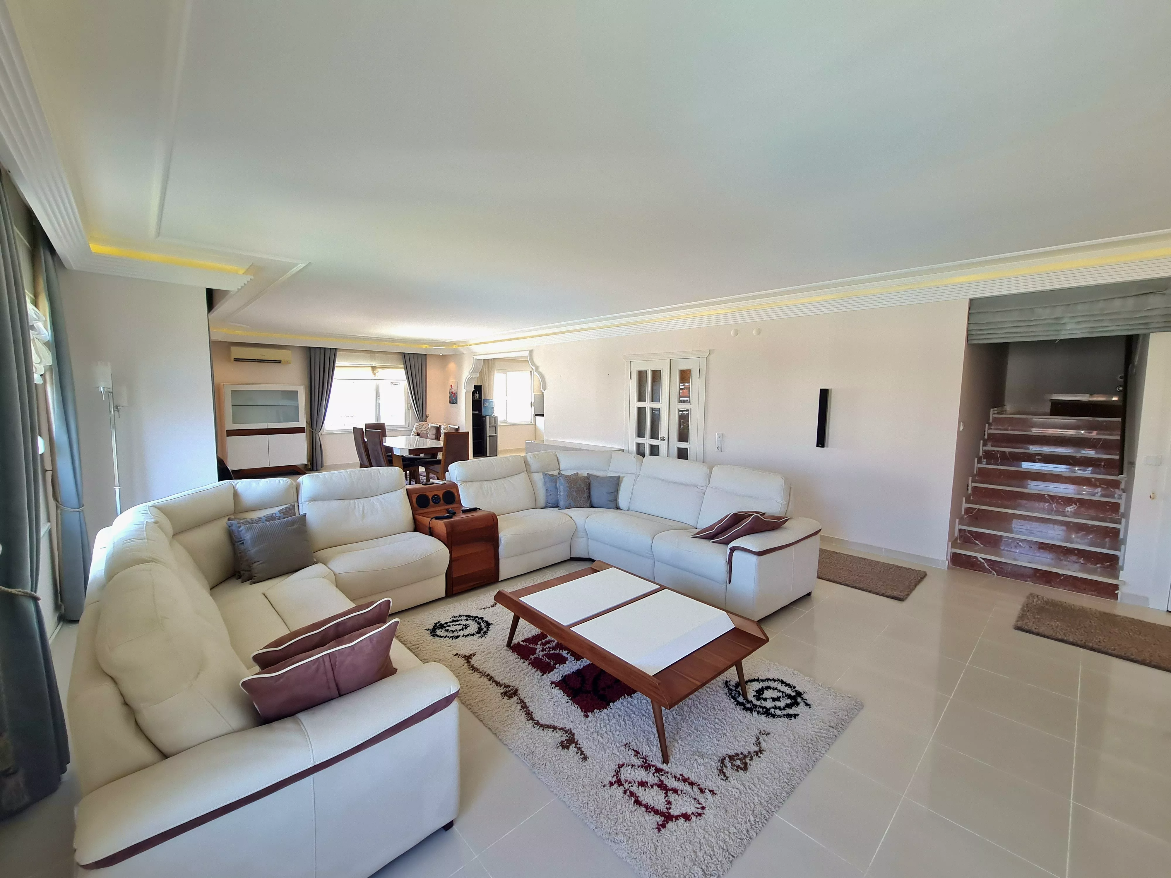 Alanya Oba'da Eşyalı Satılık 4+1 Dubleks Daire - 350m²