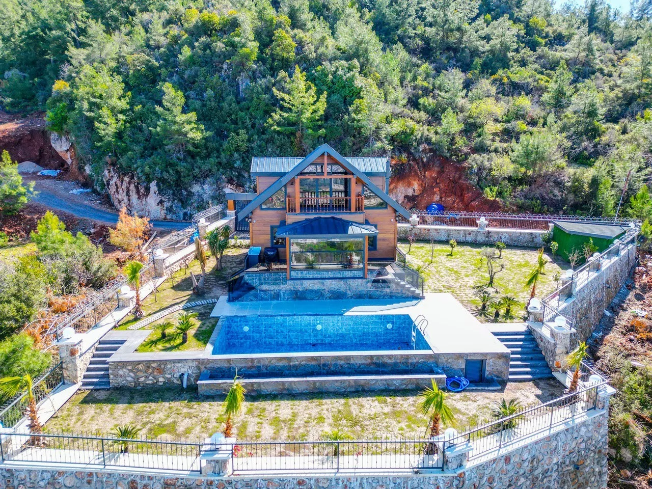 فيلا منفصلة رائعة للبيع في كاستل ألانيا مع ميزات مذهلة