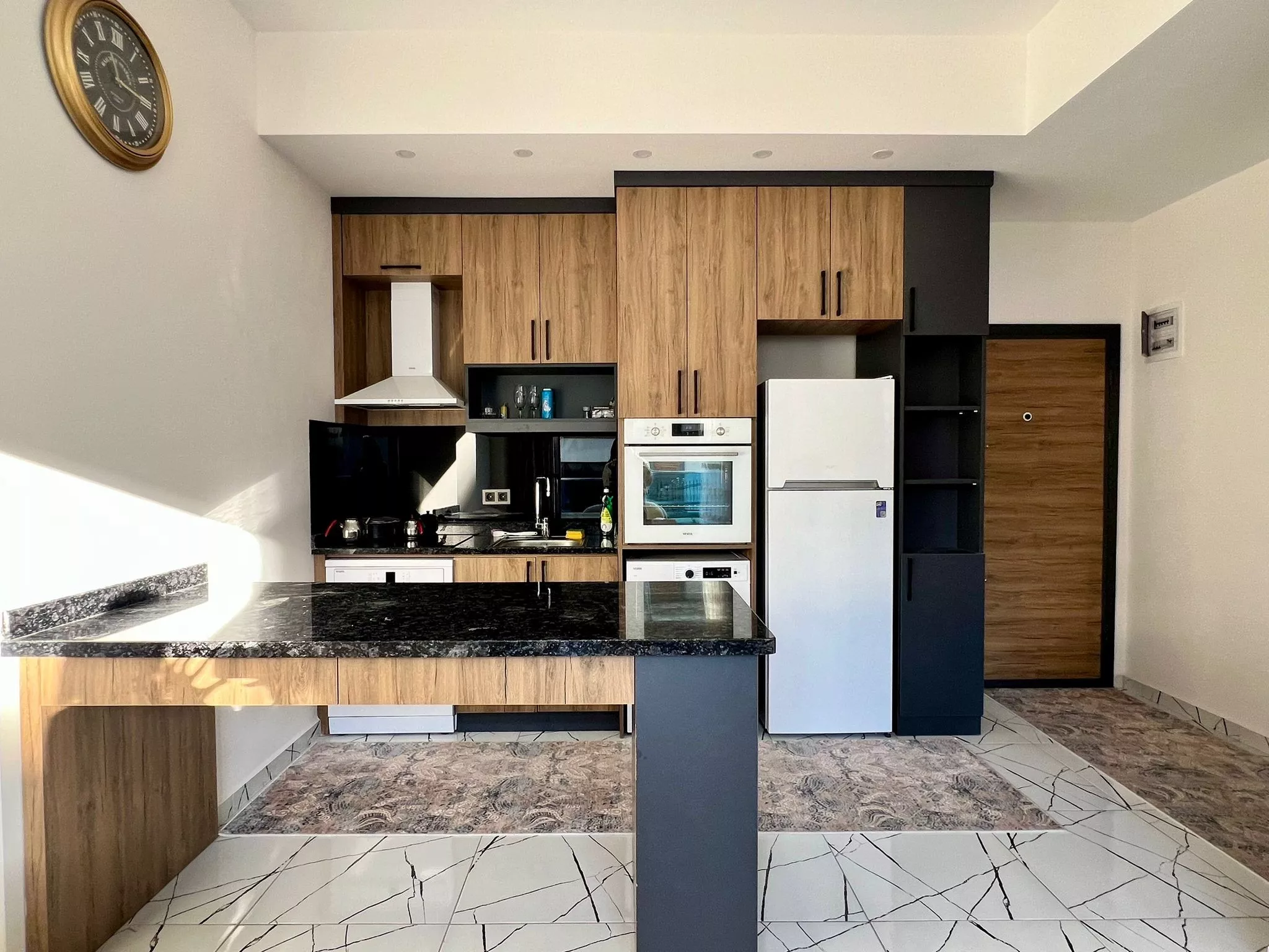 شقة مفروشة 1+1 للبيع في ألانيا أوبا - موقع مميز وخدمات رائعة