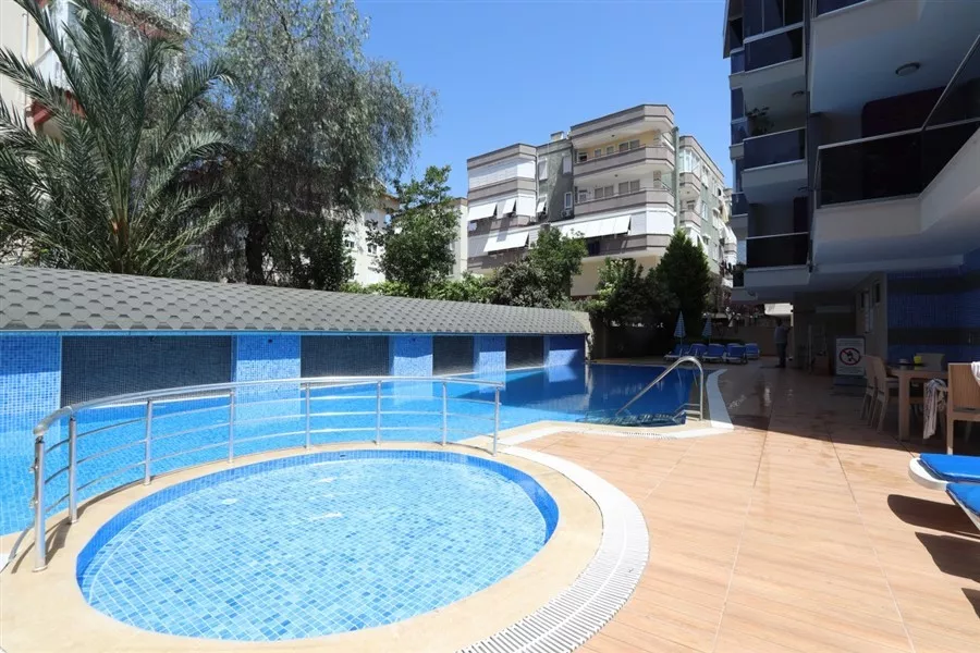Alanya Merkezde Eşyalı Havuzlu Sitede Satılık 1+1 Daire