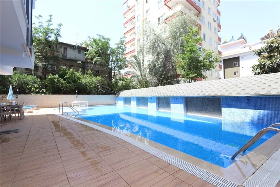 Alanya Merkezde Eşyalı Havuzlu Sitede Satılık 1+1 Daire