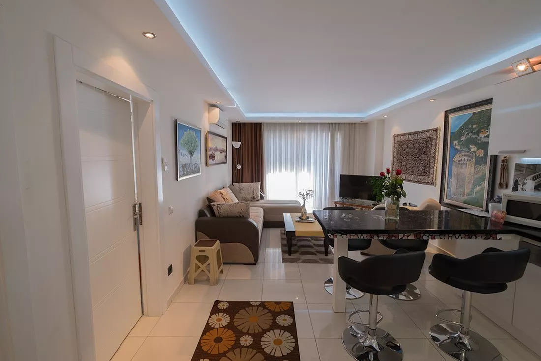 Alanya Merkezde Eşyalı Havuzlu Sitede Satılık 1+1 Daire