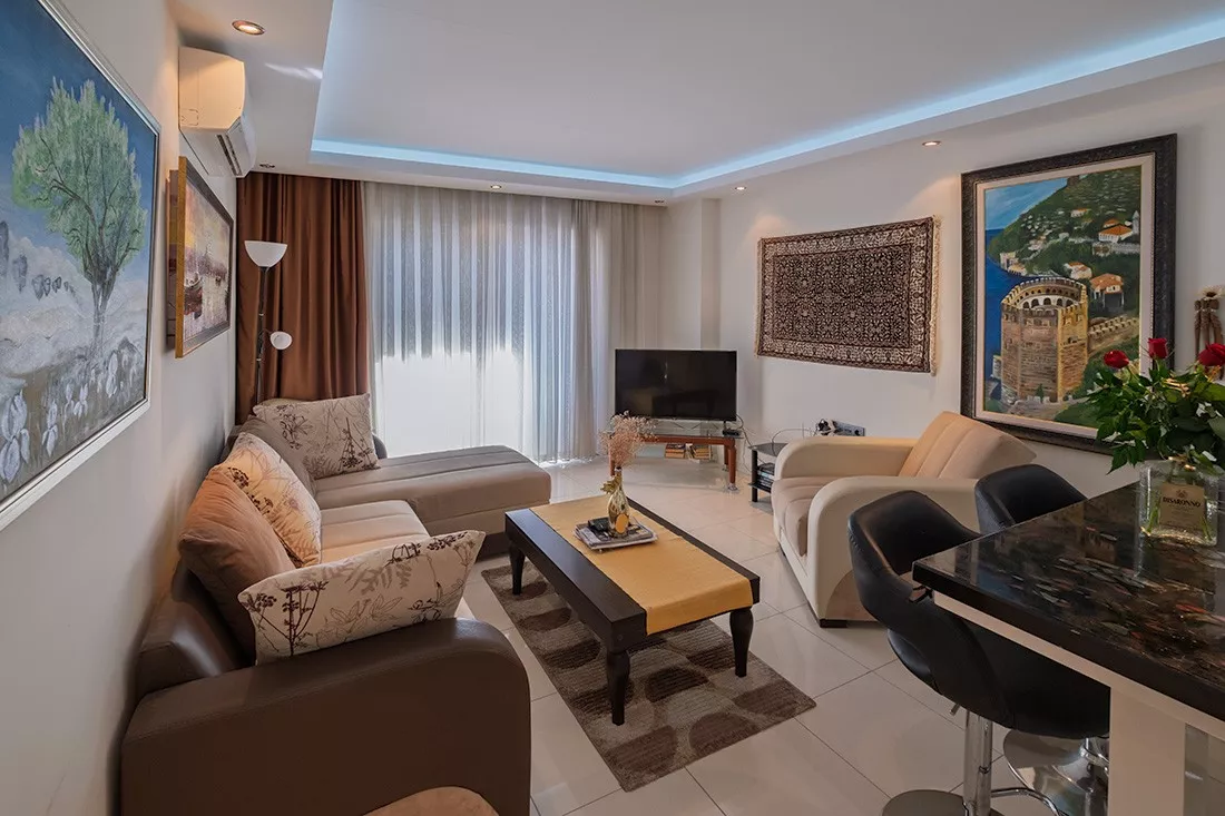 Alanya Merkezde Eşyalı Havuzlu Sitede Satılık 1+1 Daire