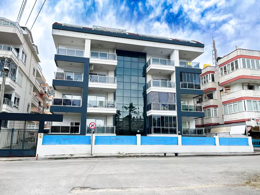 Alanya Merkez'de Denize Yakın Eşyalı Satılık 1+1 Daire