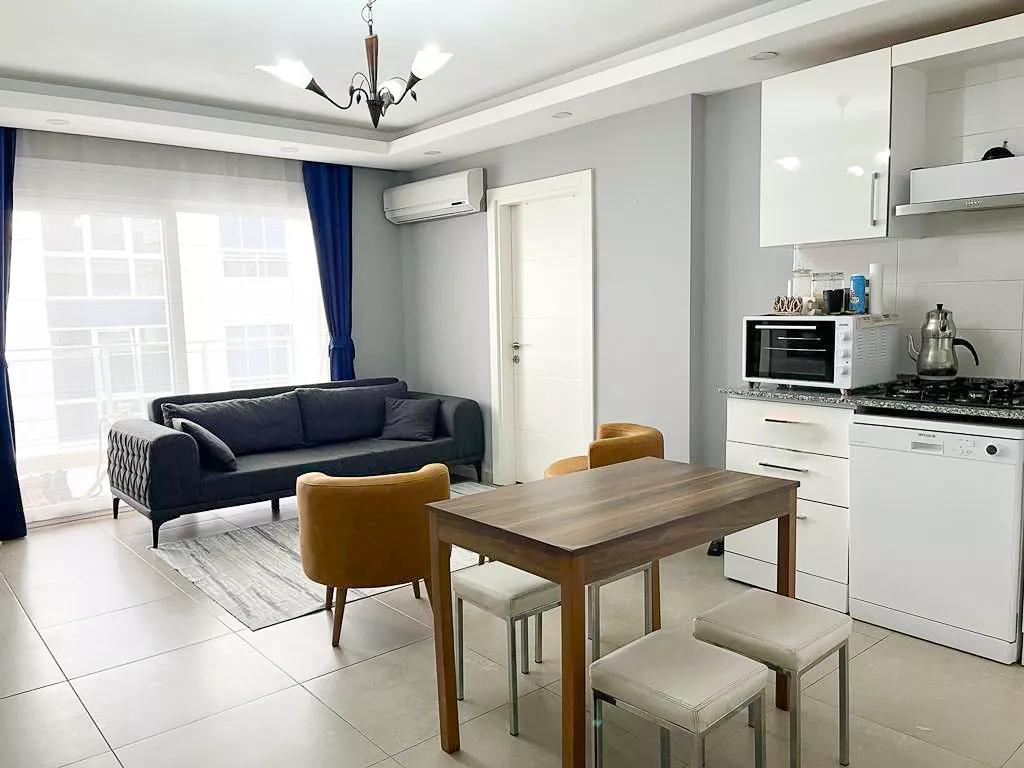 Alanya Merkez'de Denize Yakın Eşyalı Satılık 1+1 Daire