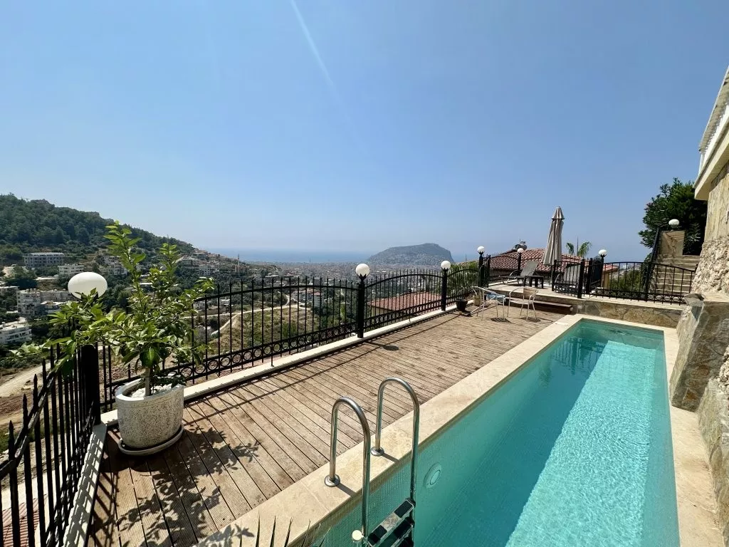 Müstakil Eşyalı Satılık Bahçeli 5+1 Villa - Tepe Alanya