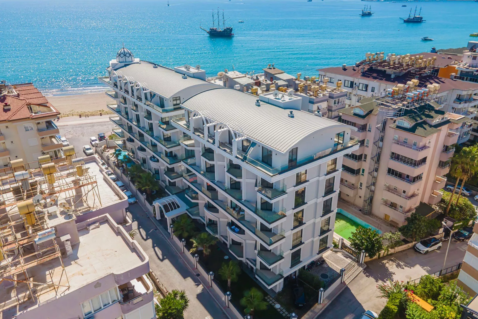 Alanya Merkezde Plaja 10 m Mesafede Satılık 1+1 Daire