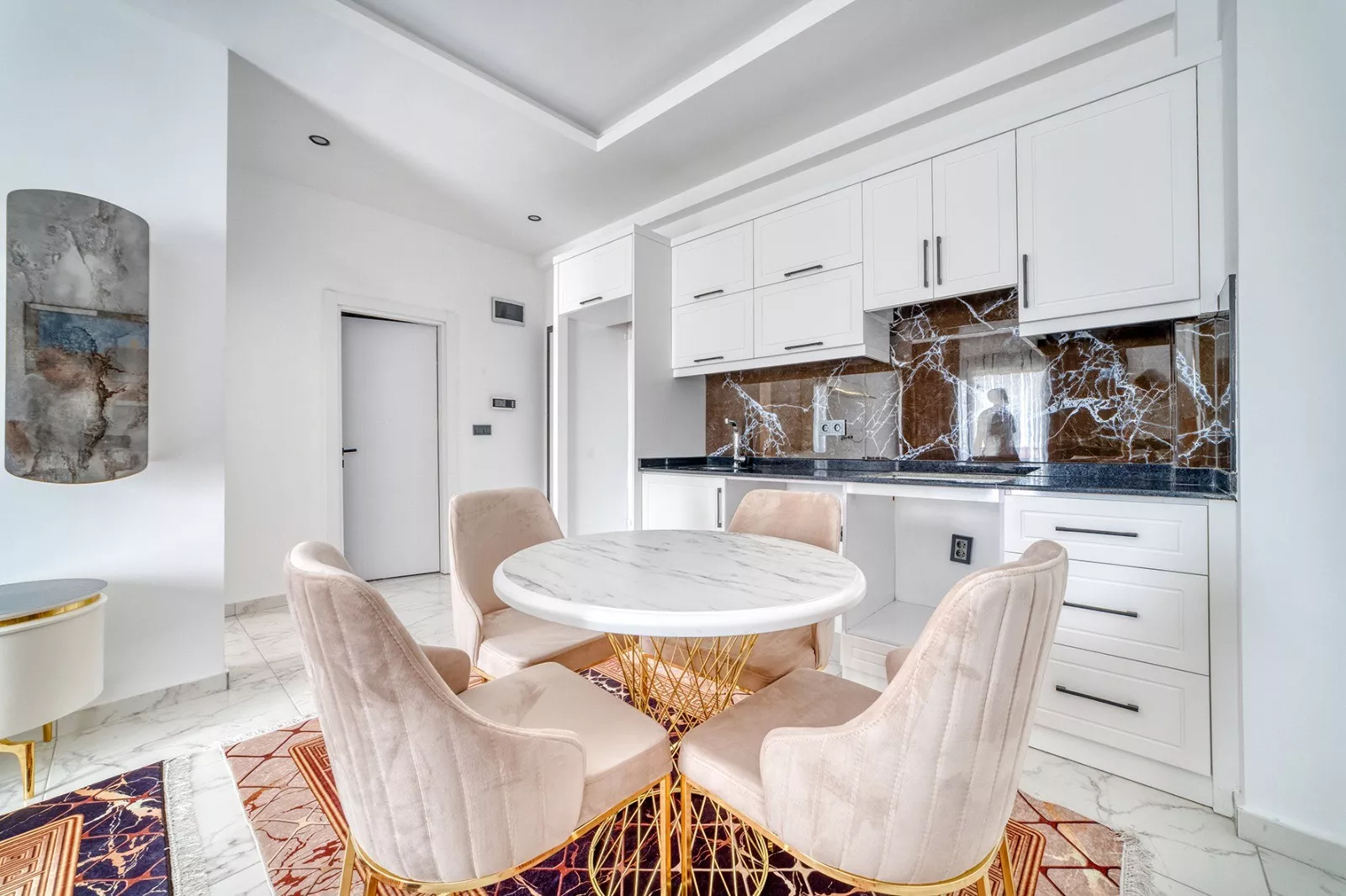 Alanya Oba Çarşamba Mahallesinde  Satılık Eşyalı 1+1 Daire