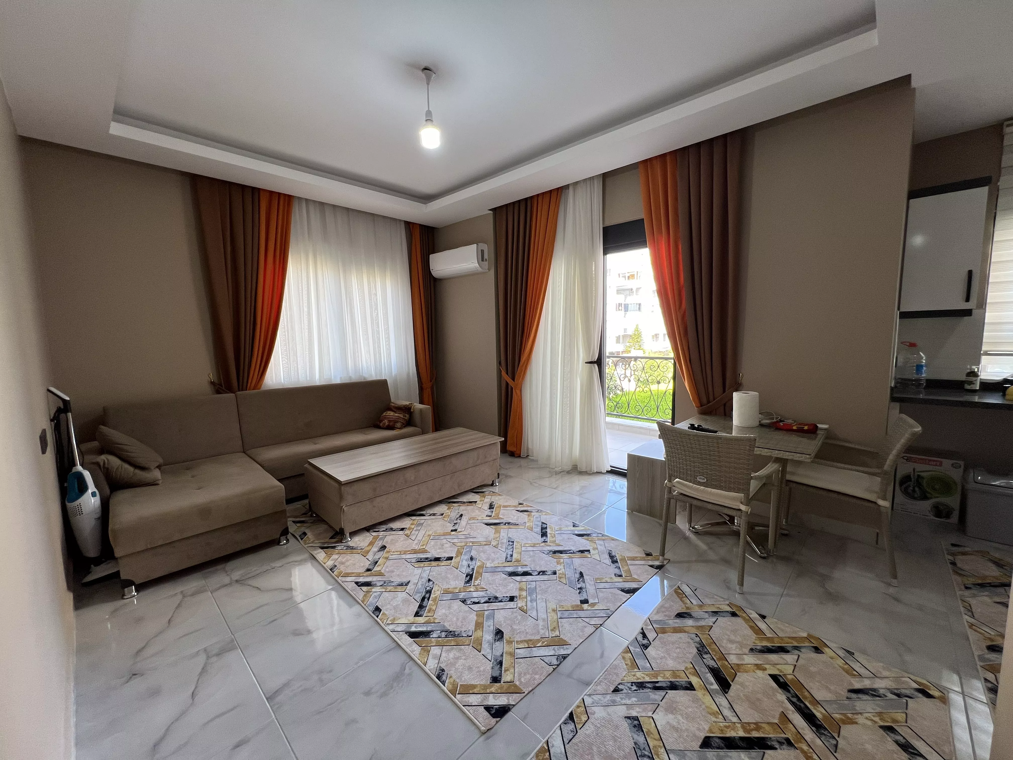 Alanya Mahmutlar'da Eşyalı Satılık Geniş 1+1 Daire