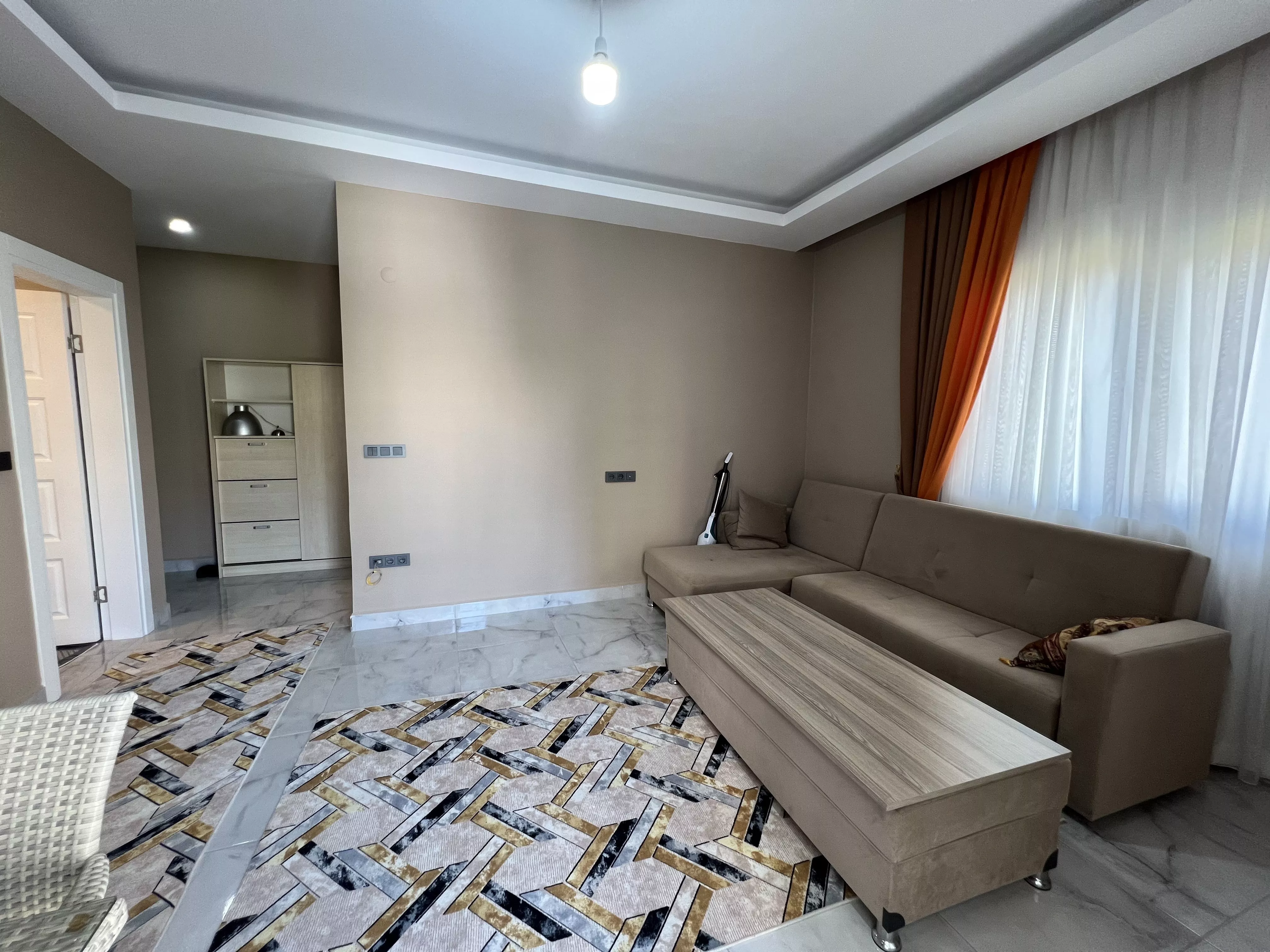 Alanya Mahmutlar'da Eşyalı Satılık Geniş 1+1 Daire