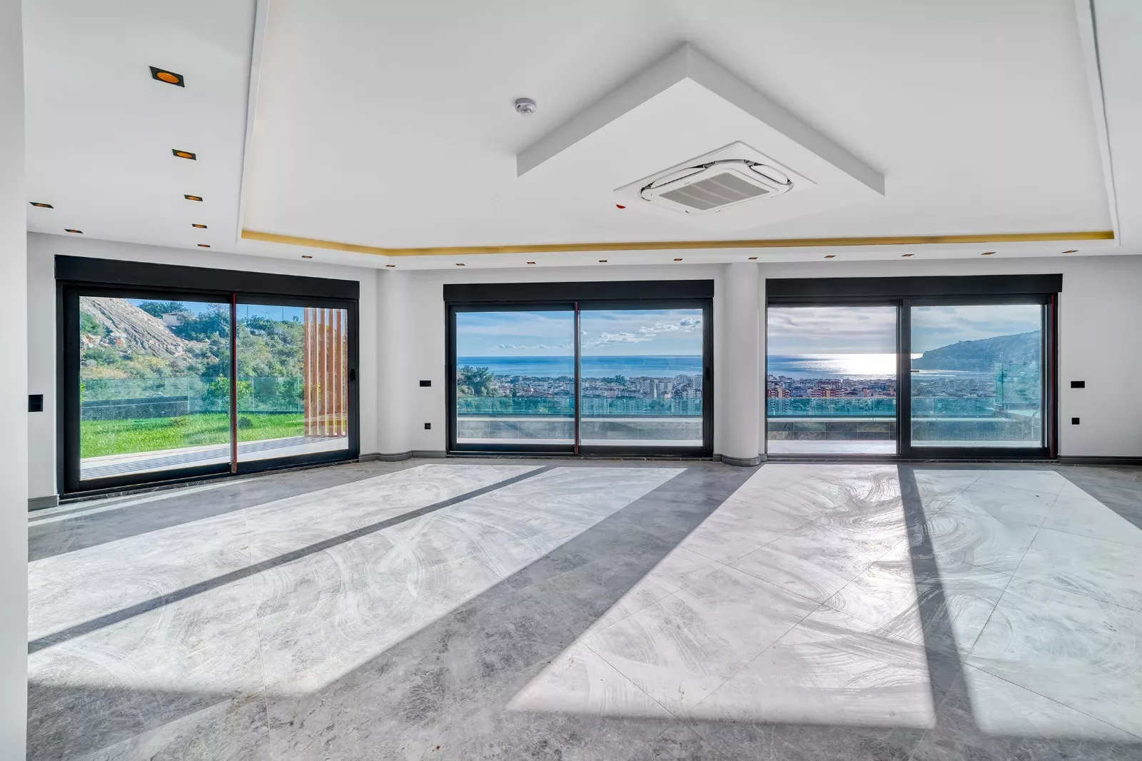 Alanya Kale ve Deniz Manzaralı Satılık Müstakil 5+2 Villa