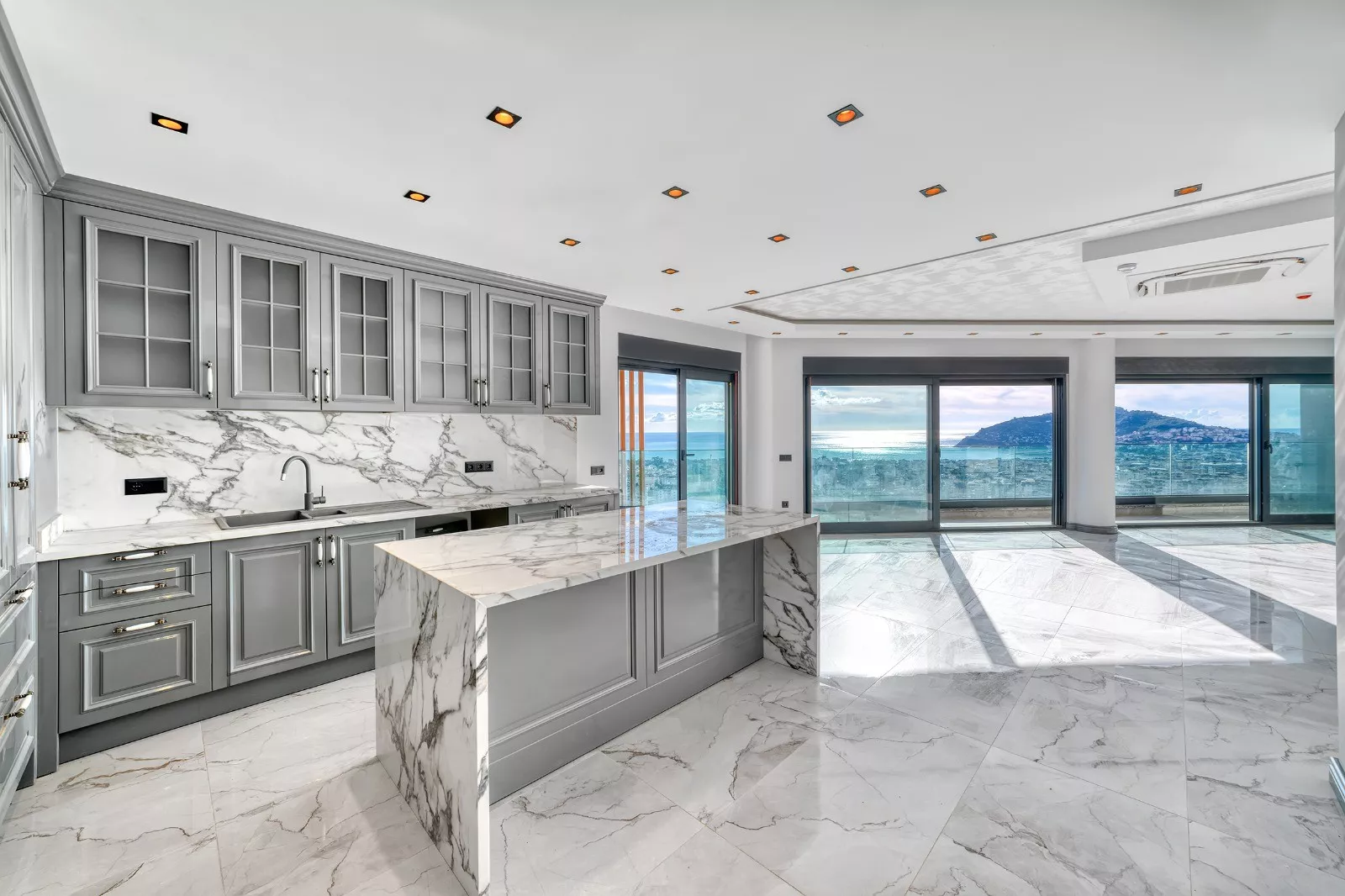 Alanya Kale ve Deniz Manzaralı Satılık Müstakil 5+2 Villa