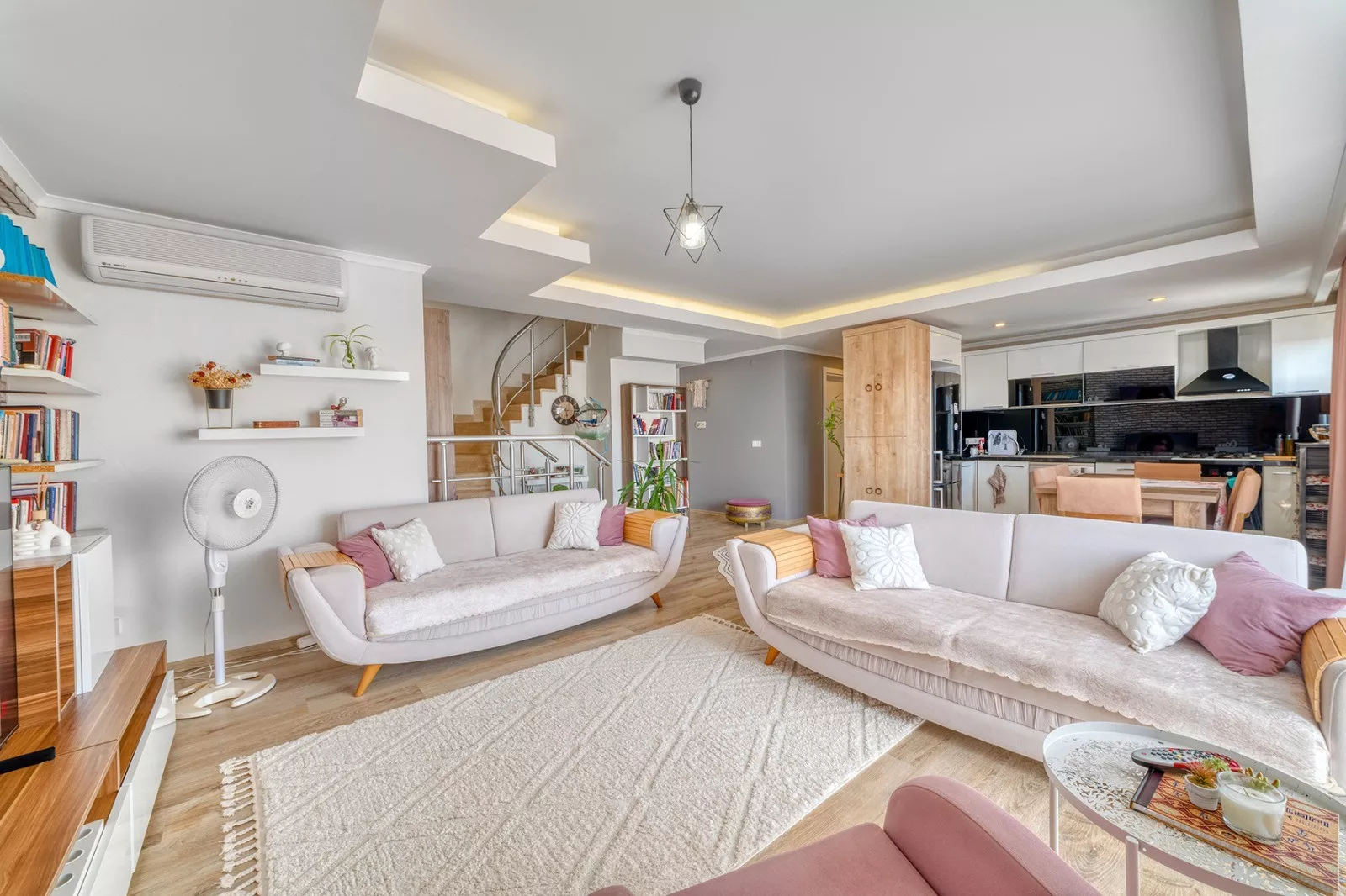 شقة دوبلكس فاخرة 3+1 للبيع مع مسبح في منطقة أوبا، ألانيا.