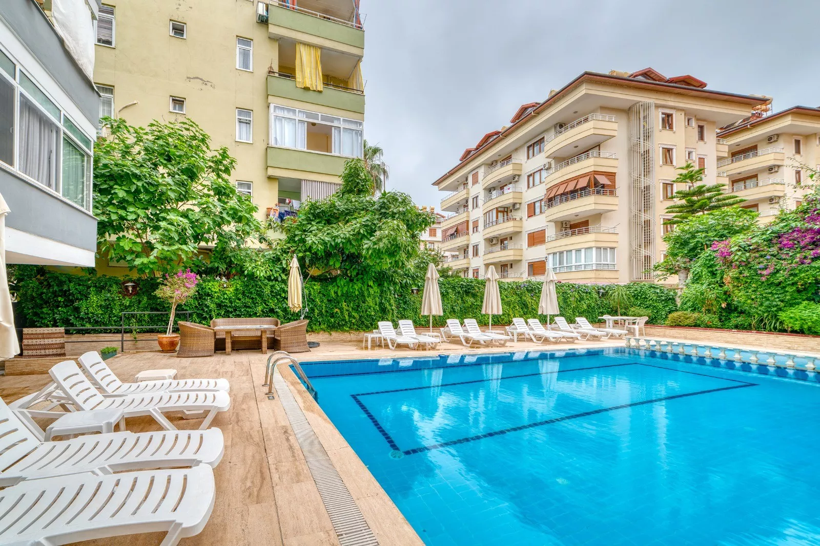 Alanya Merkezde Satılık Havuzlu ve Eşyalı 1+1 Daire