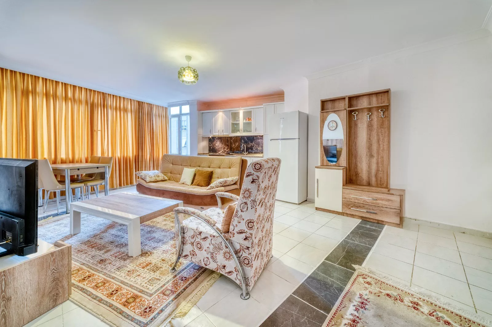 Alanya Merkezde Satılık Havuzlu ve Eşyalı 1+1 Daire