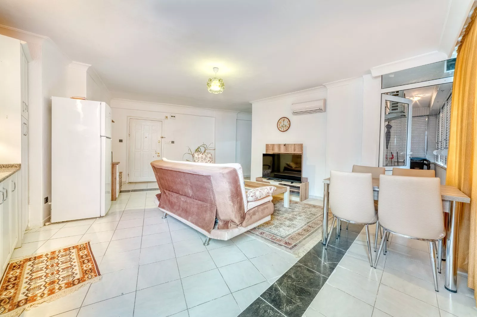 Alanya Merkezde Satılık Havuzlu ve Eşyalı 1+1 Daire