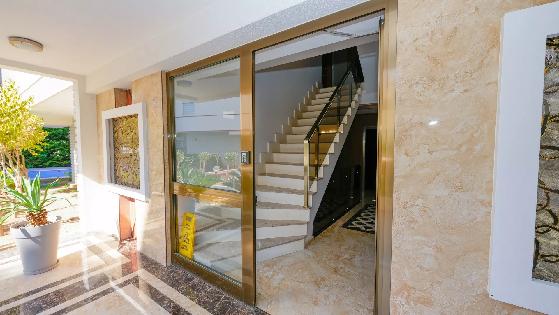 Antalya Konyaaltı’nda Satılık 6+1 Lüks Dubleks Daire