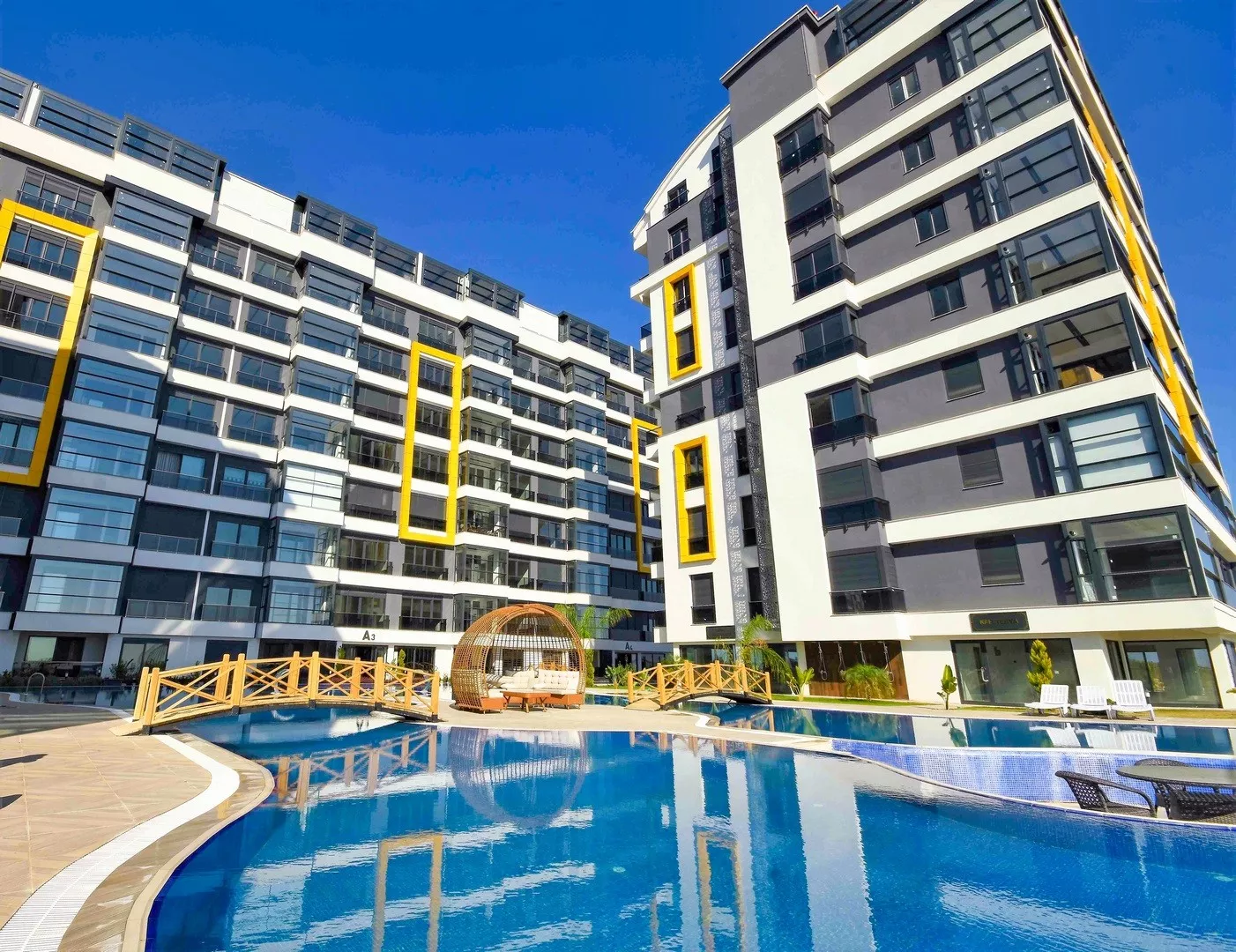 Nefes Antalya Sitesi'nde Deniz Manzaralı Satılık Daireler