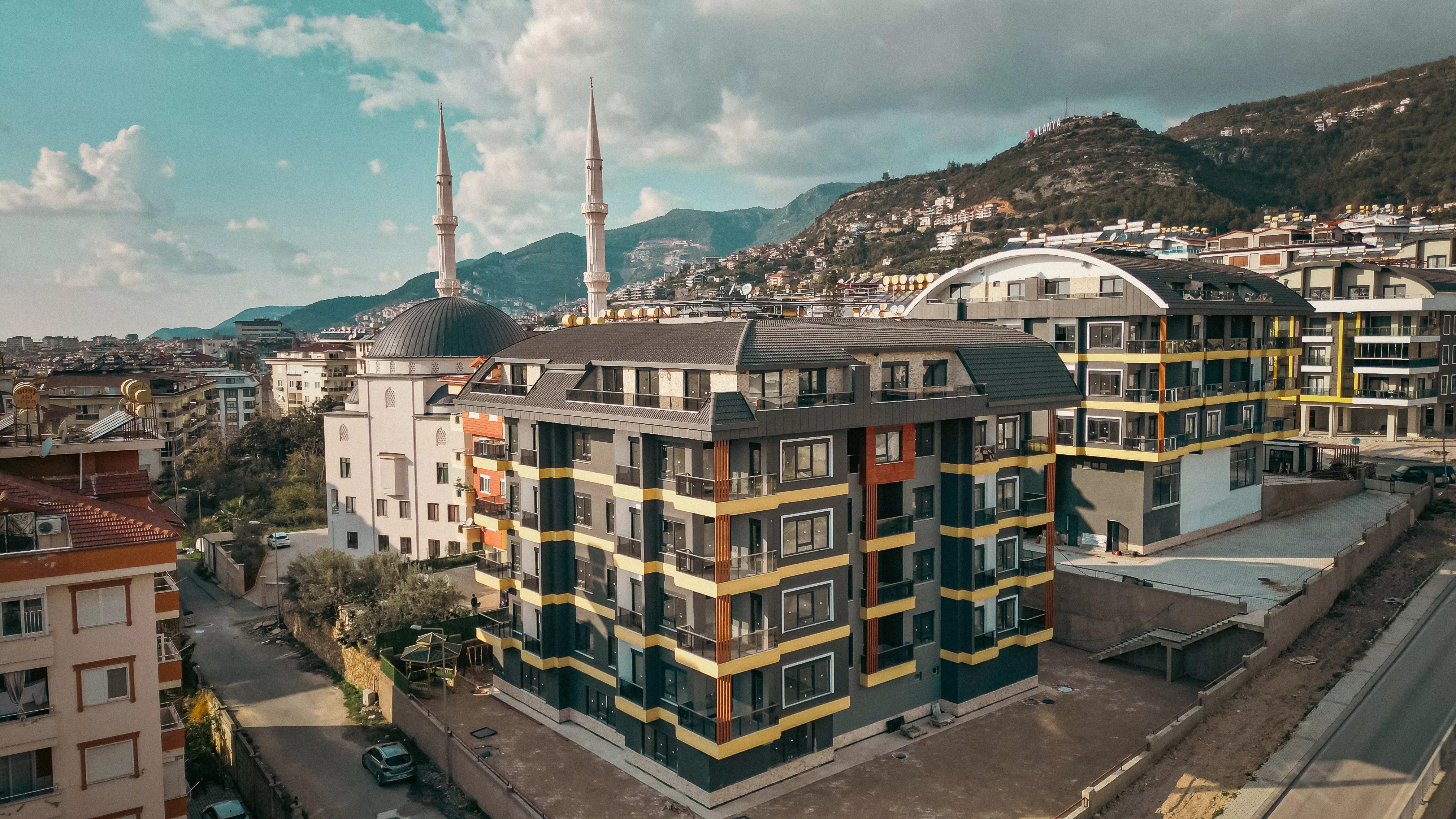 Merkezde, Plaja Yürüme Mesafesinde  Satılık 2+1 Daire Alanya