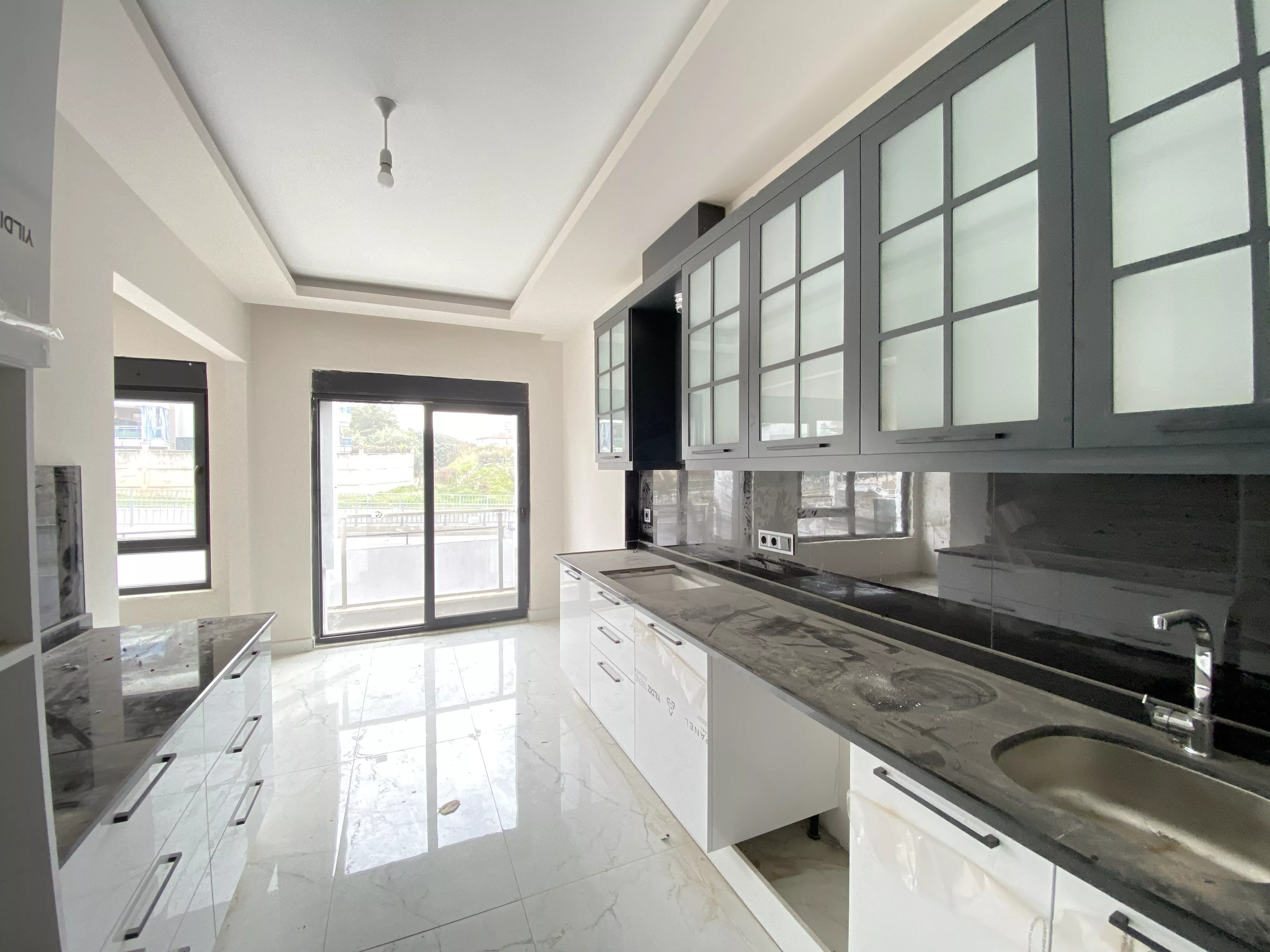 Merkezde, Plaja Yürüme Mesafesinde  Satılık 2+1 Daire Alanya