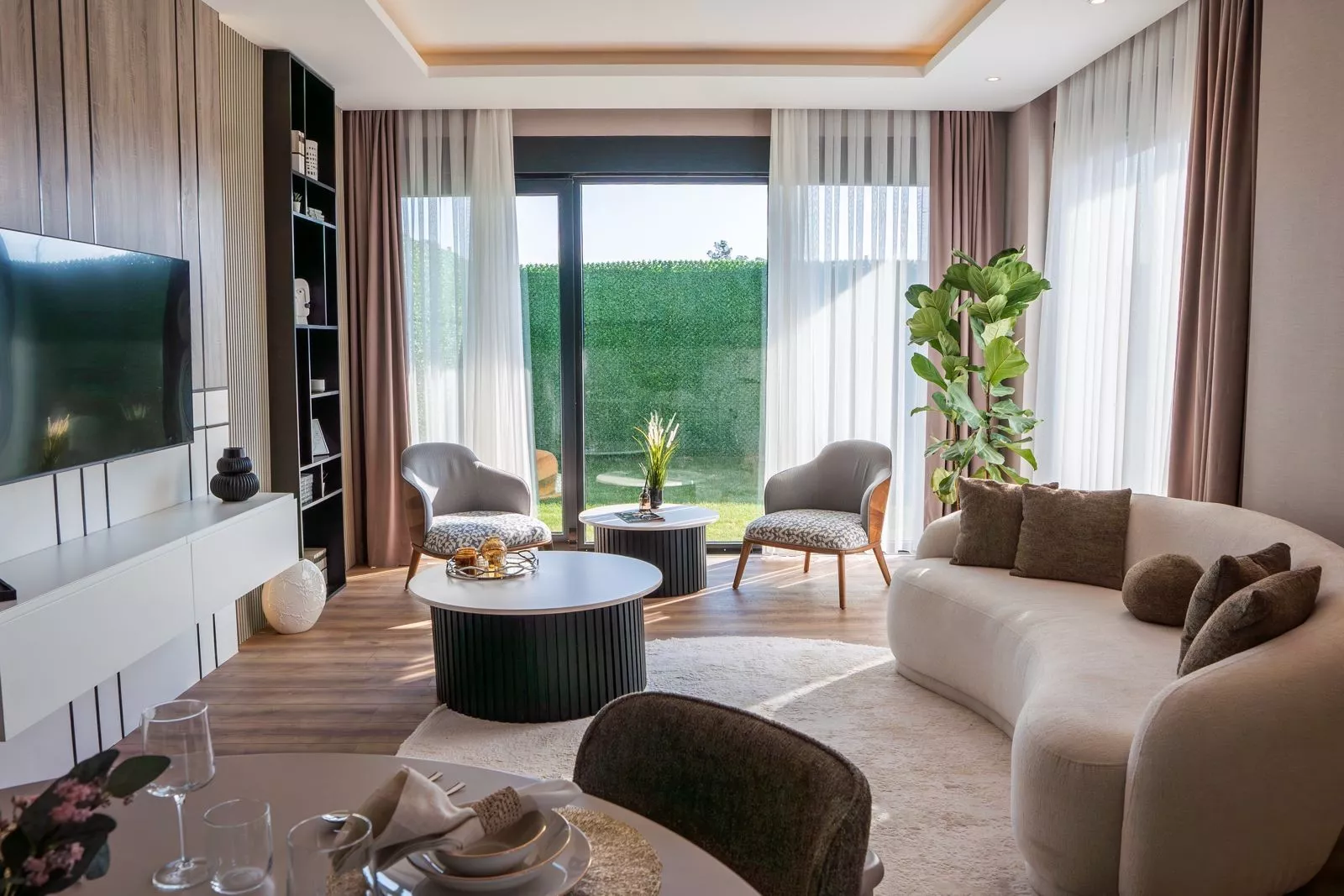 Döşemealtı'nda Geniş ve Modern Tasarımlı Satılık Villa