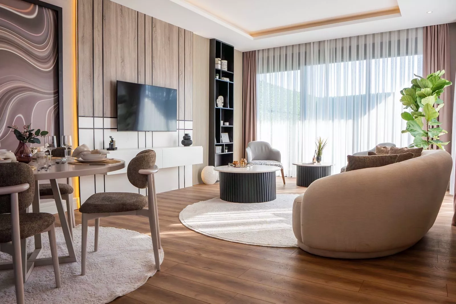 Döşemealtı'nda Geniş ve Modern Tasarımlı Satılık Villa