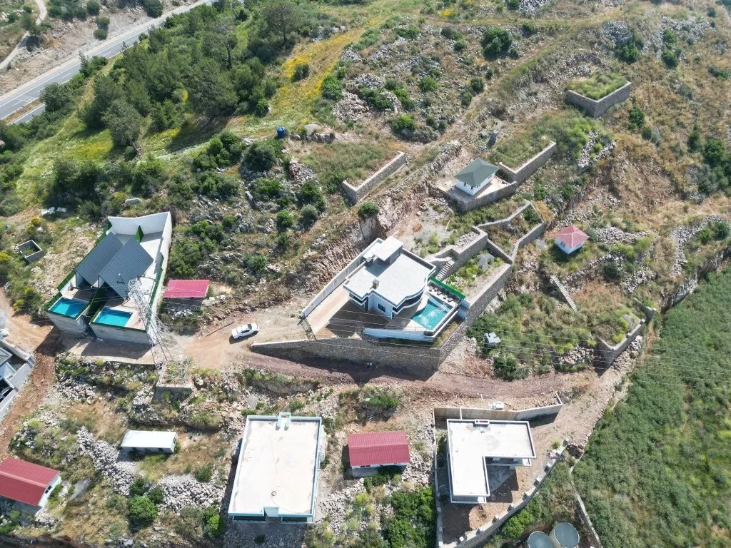 منزل 1+1 وأرض للبيع على بُعد 200 متر من البحر – ألانيا