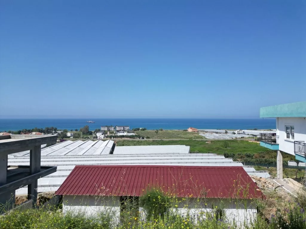 منزل 1+1 وأرض للبيع على بُعد 200 متر من البحر – ألانيا