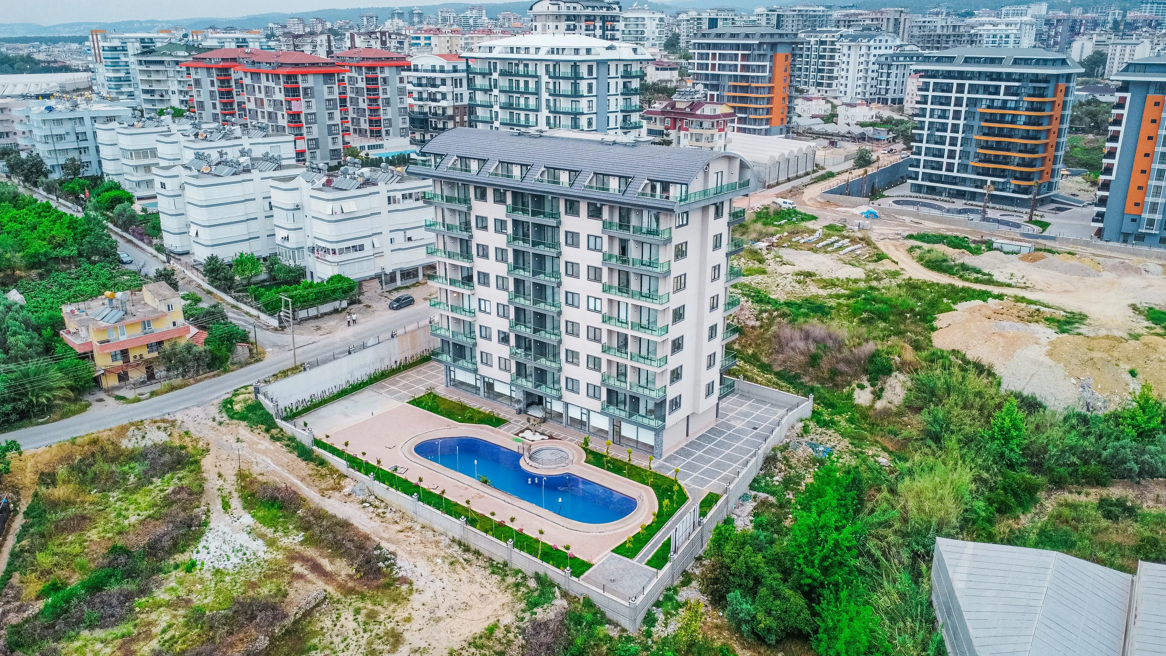 Denize Yakın ve Sosyal Olanaklı Satılık 1+1 Daire Alanya