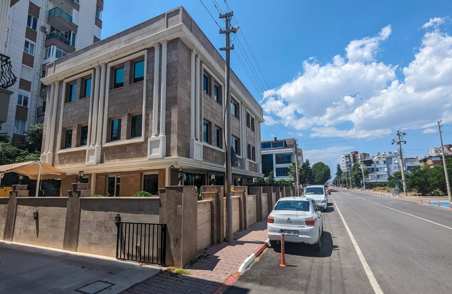 4-stöckiges Geschäftszentrum zum Verkauf in Antalya Güzeloba