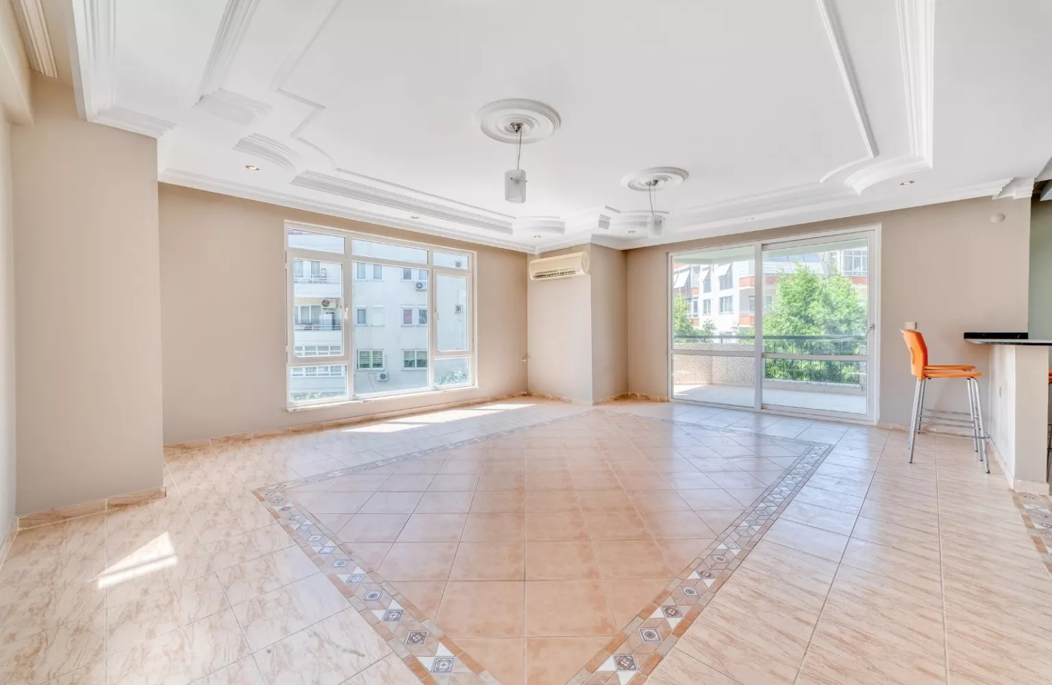 3+1 Apartment for Sale in Alanya Center, 700m from the Beach