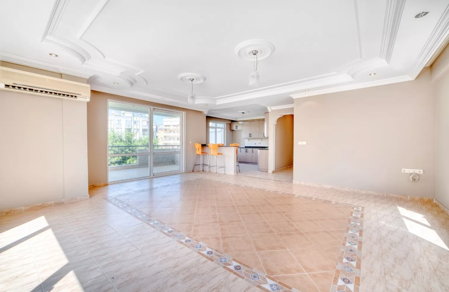 3+1 Apartment for Sale in Alanya Center, 700m from the Beach