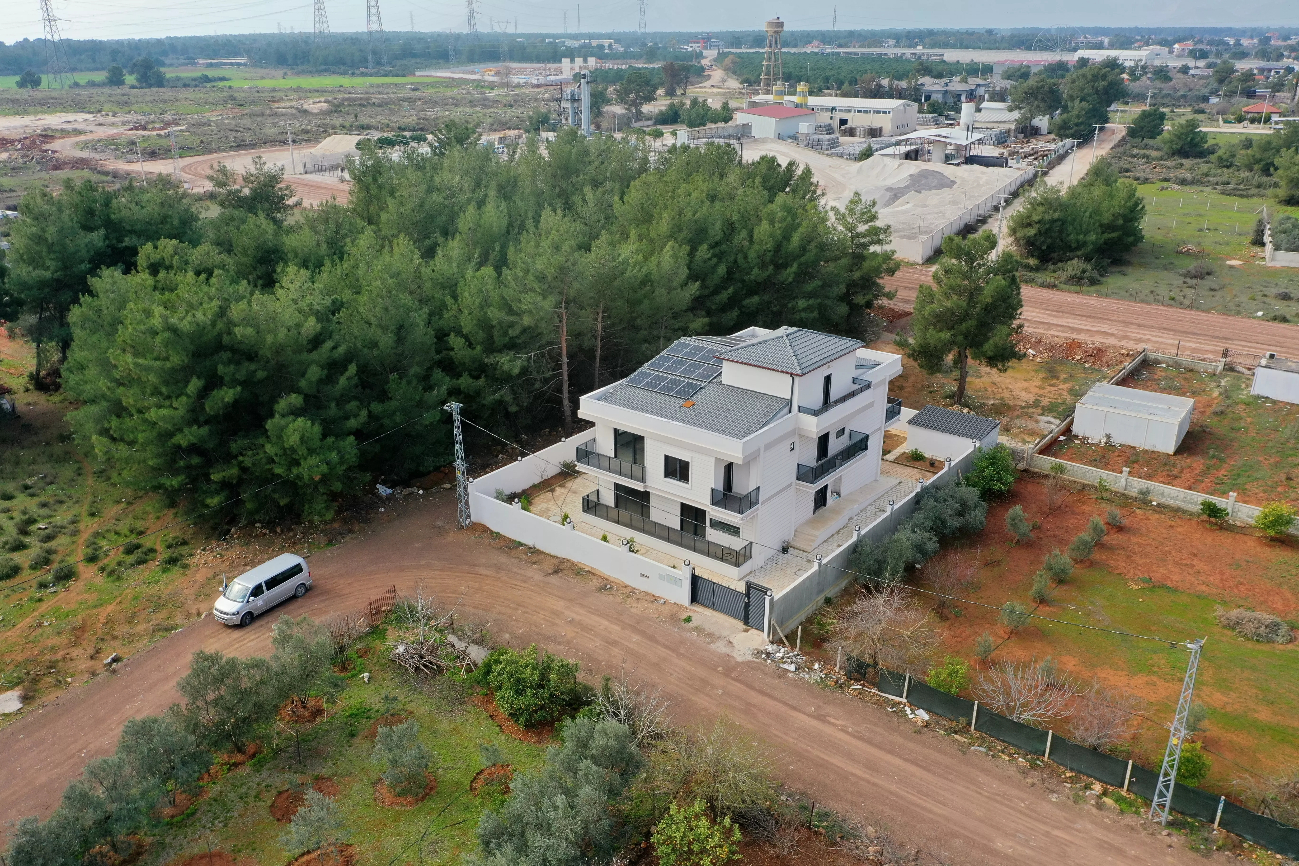 Antalya Döşemealtı'nda 6+1, Geniş Bahçeli, Havuzlu Villa