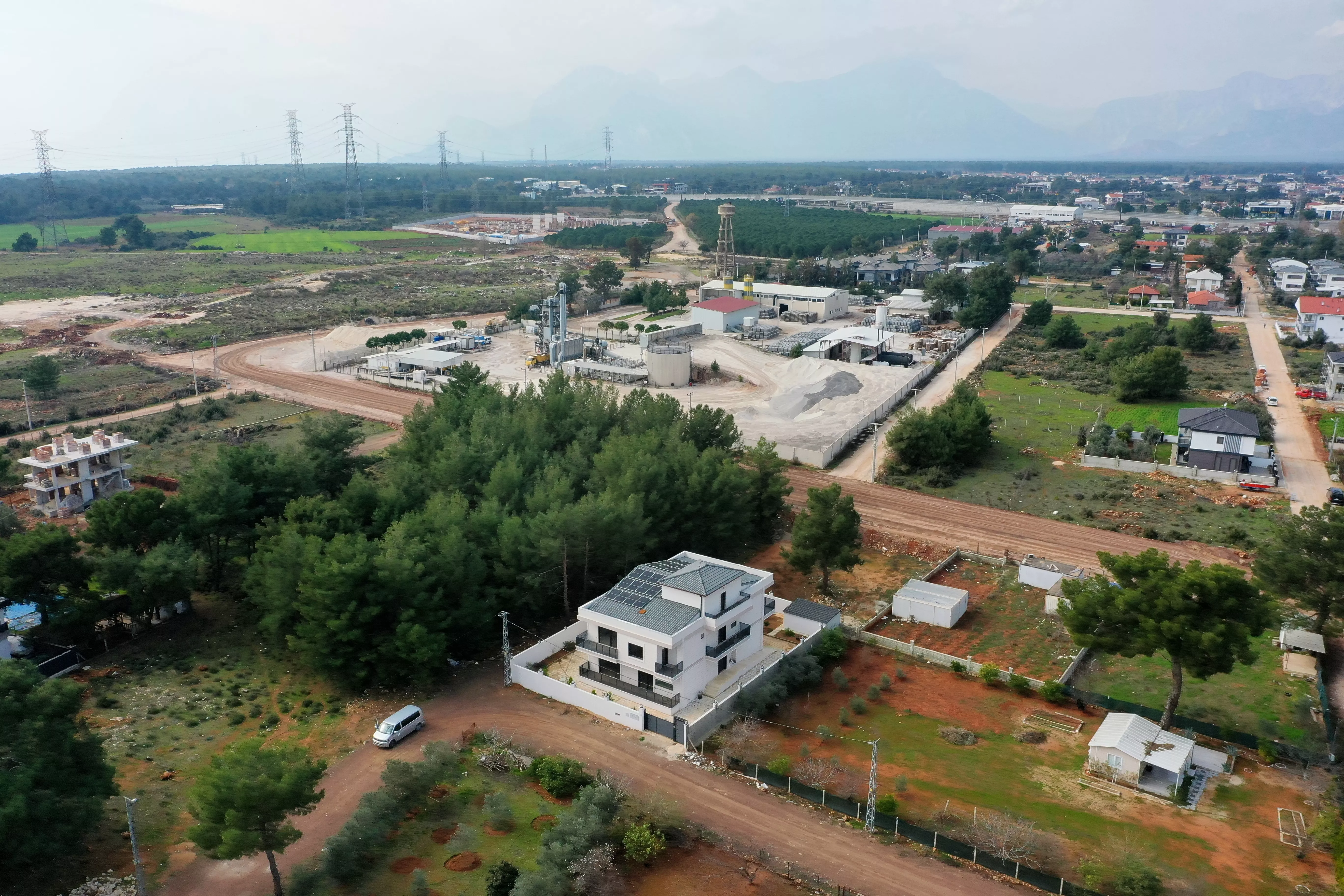 Antalya Döşemealtı'nda 6+1, Geniş Bahçeli, Havuzlu Villa